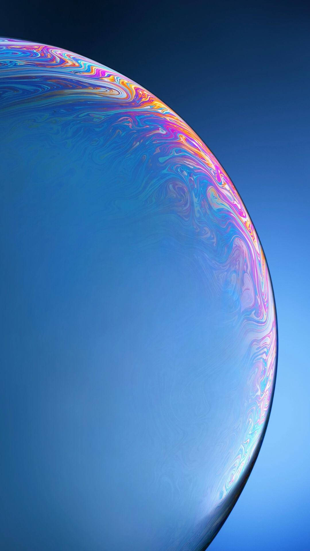 4K iPhone 6 plus 桌布 壁紙 — 一個巨大的彩虹色肥皂泡在清澈的藍天中漂浮，邊緣呈現出旋轉的彩虹色。