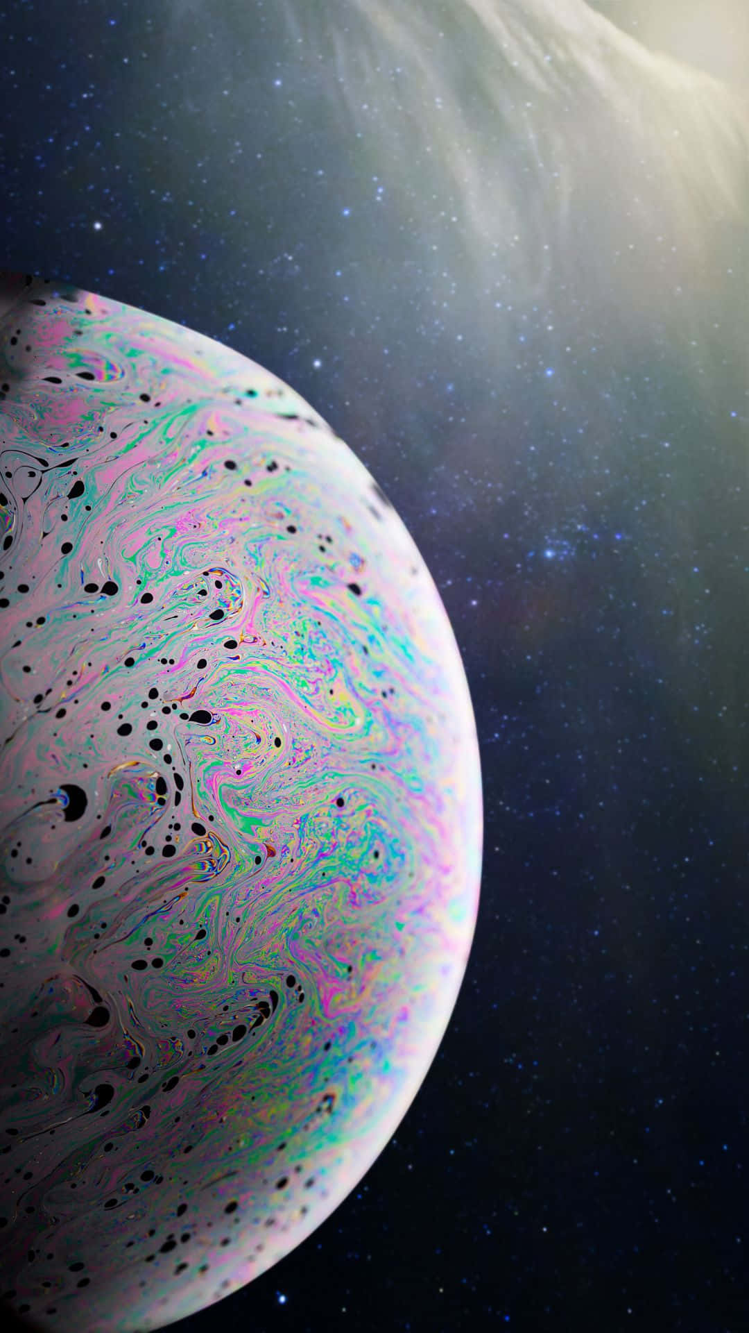 行星動畫 桌布 壁紙 — 一個巨大的彩虹色肥皂泡漂浮在星空之中，旋轉的柔和色彩和黑色斑點襯托著宇宙背景。