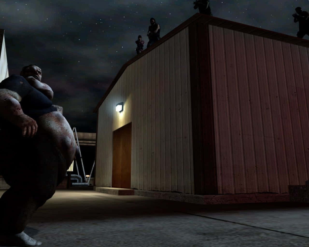 Left 4 Dead Characters 桌布 壁紙 — 一個巨大的怪誕身影出現在木建築附近，星空下，屋頂上站著剪影人物。
