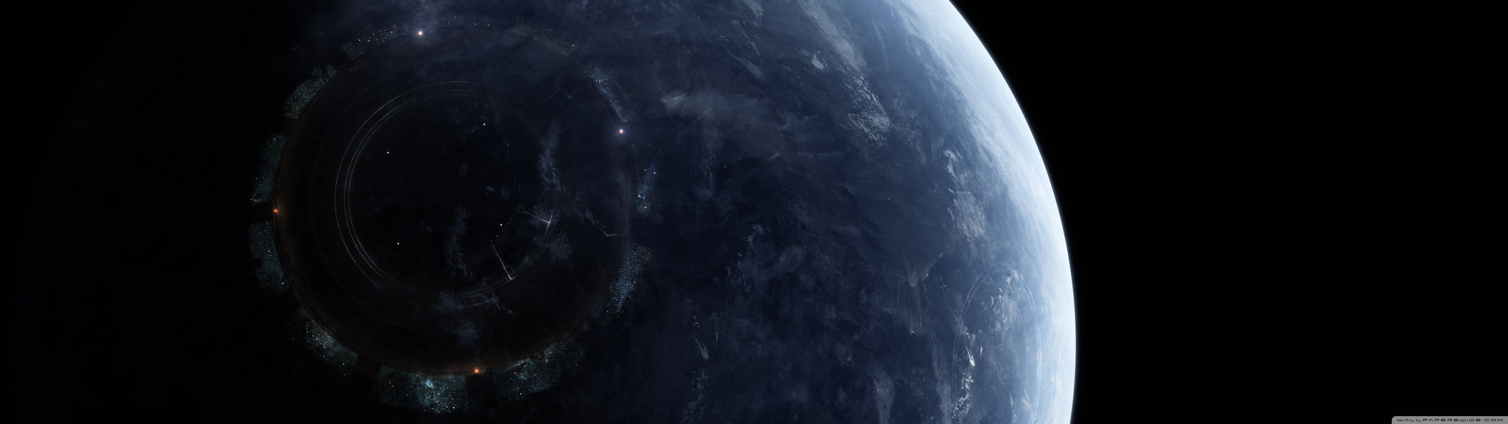 5120x1440 壁紙 桌布 壁紙 — 一個巨大的未來風格環形太空站，在太空的黑色虛空中環繞著一顆藍色行星運行。