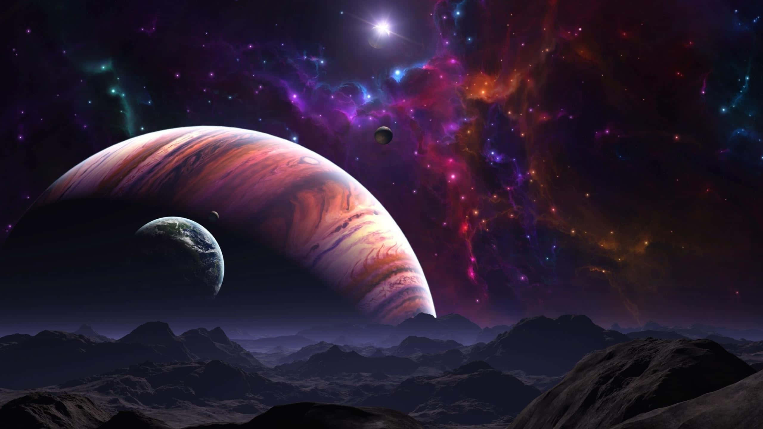 Celestial 桌布 壁紙 — 一個巨大的條紋氣體巨星聳立在岩石外星景觀之上，天空充滿了鮮豔的星雲條紋。