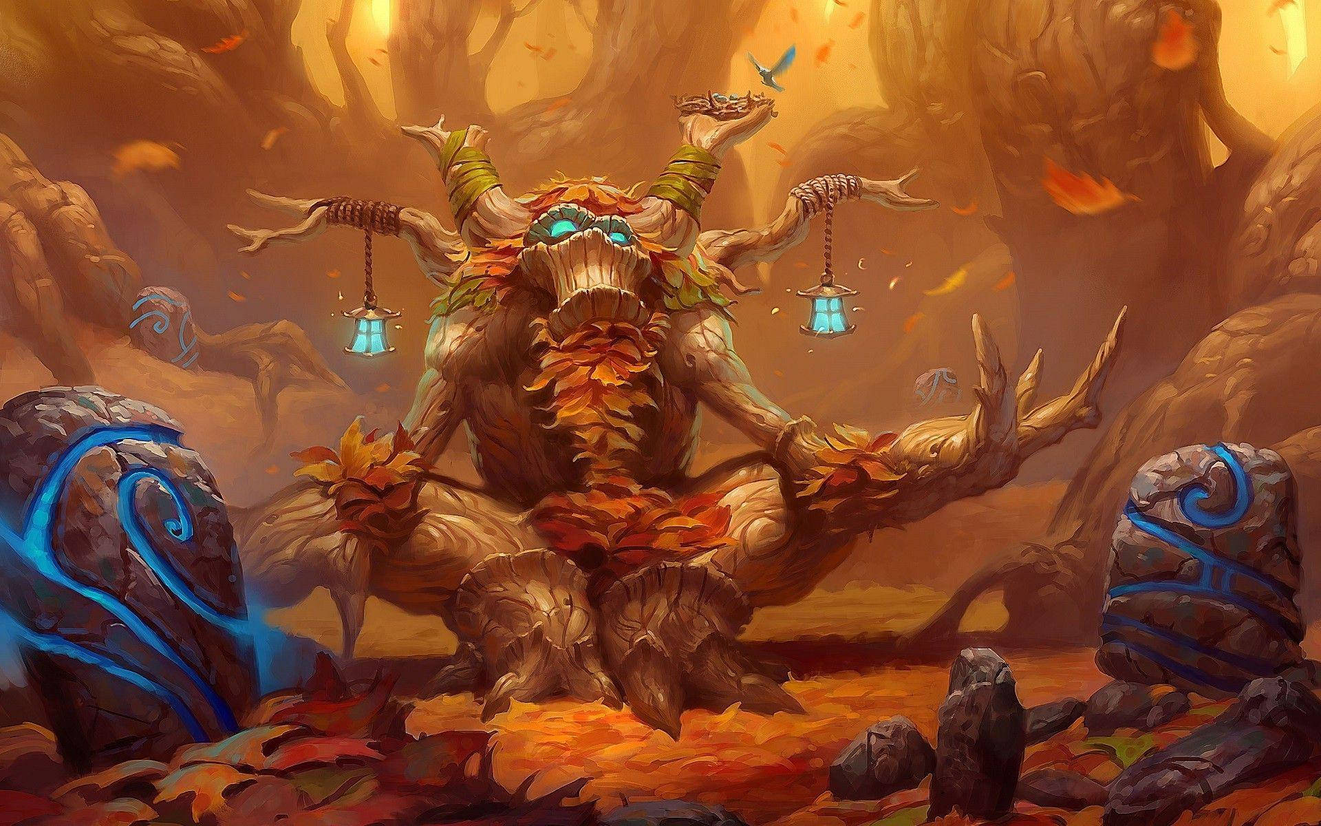 Hearthstone 桌布 壁紙 — 一個巨大的樹靈，擁有發光的藍色眼睛和秋葉，在沐浴在溫暖金色光芒的神秘森林中冥想而坐。