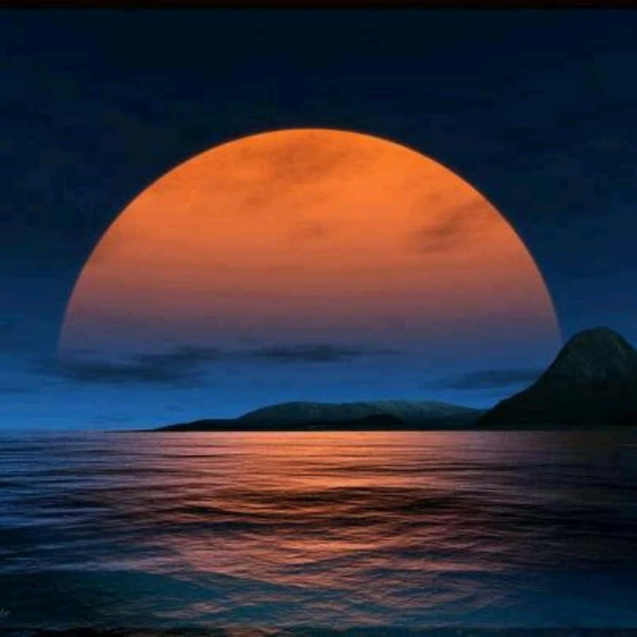 Beautiful Moon 桌布 壁紙 — 一個巨大的橙色太陽在平靜的海洋上落下，遠處有黑暗的山脈，天空是深藍色。