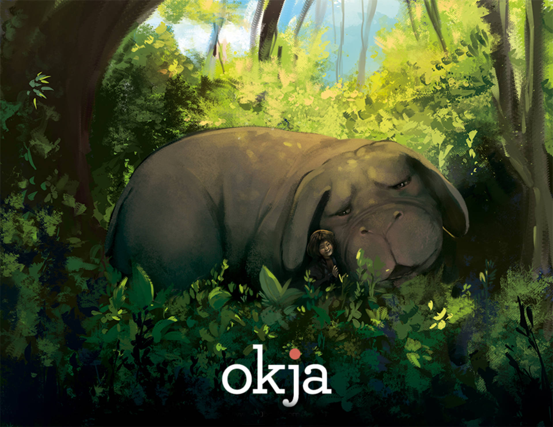 okja 桌布 壁紙 — 一個巨大的溫柔生物在陽光明媚的森林中休息，一個小孩從樹葉後探出頭來。