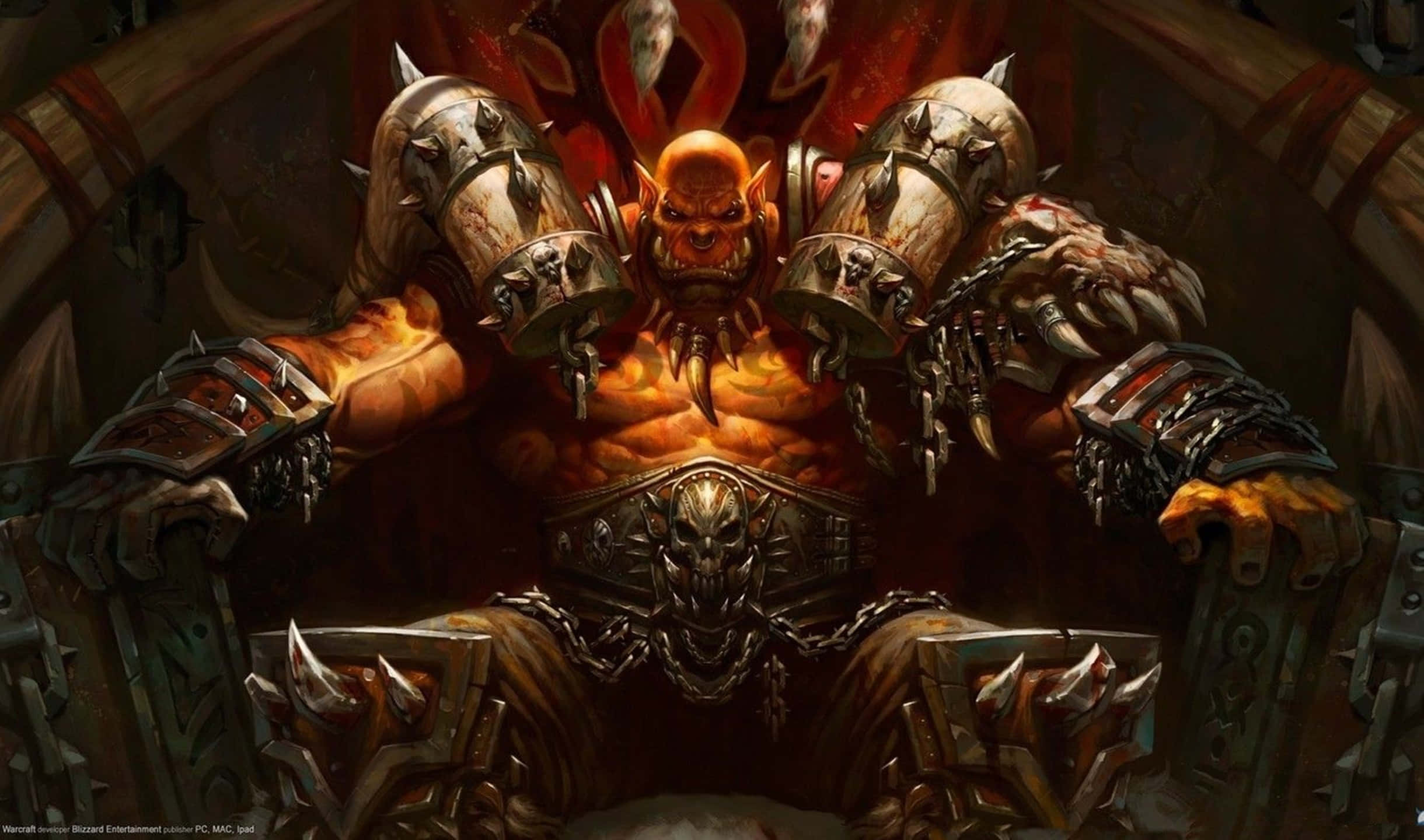 2440x1440 Hearthstone 桌布 壁紙 — 一個巨大的獸人 warlord，皮膚發出橙色光芒，坐在一個帶刺的王座上，身穿重型盔甲，手持巨大的帶刺護手。
