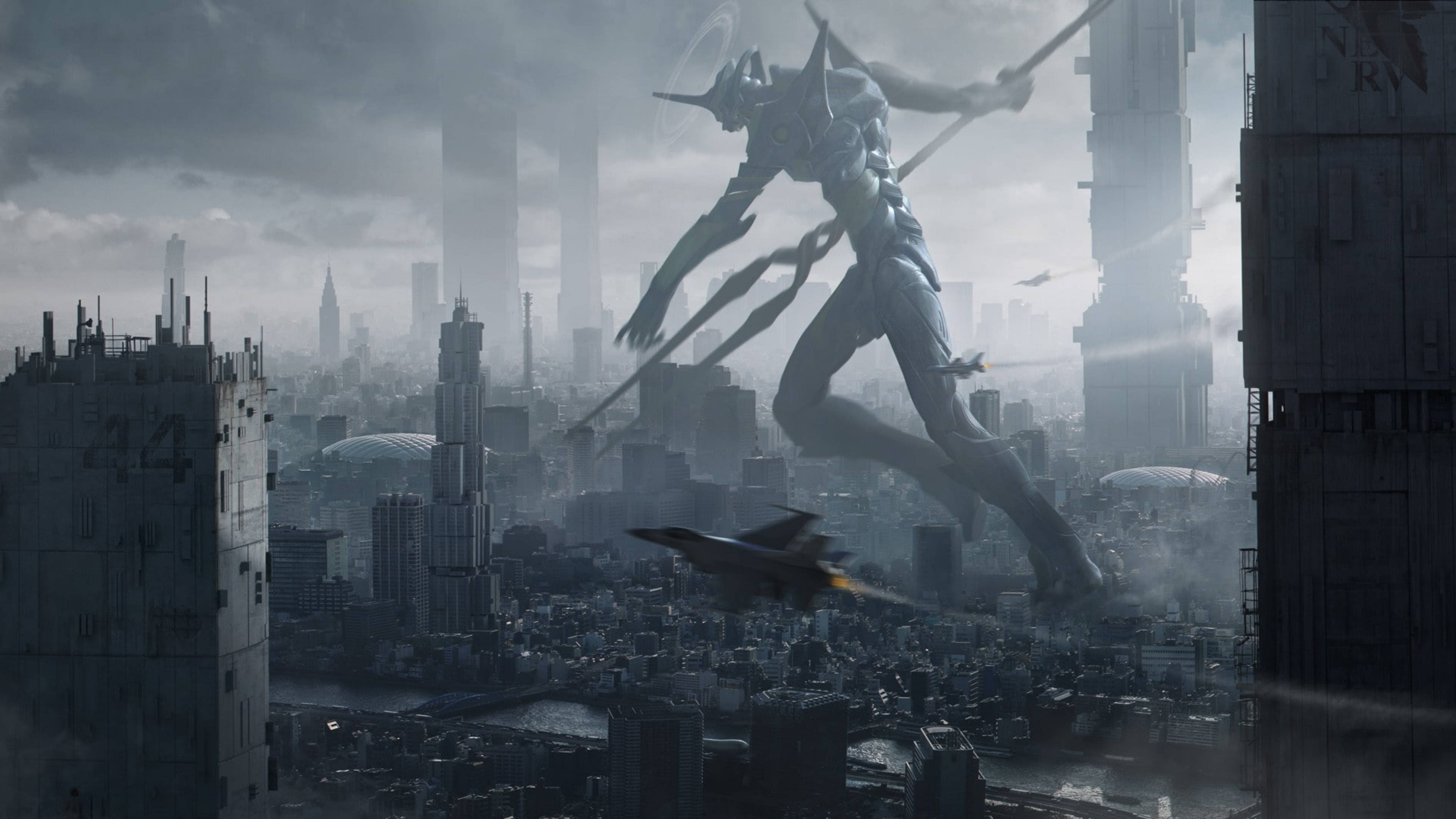 evangelion 4K 桌布 壁紙 — 一個巨大的生物機械天使跳過一個反烏托邦的城市景觀，而一架戰鬥機在灰色的多雲天空下從下方掠過。