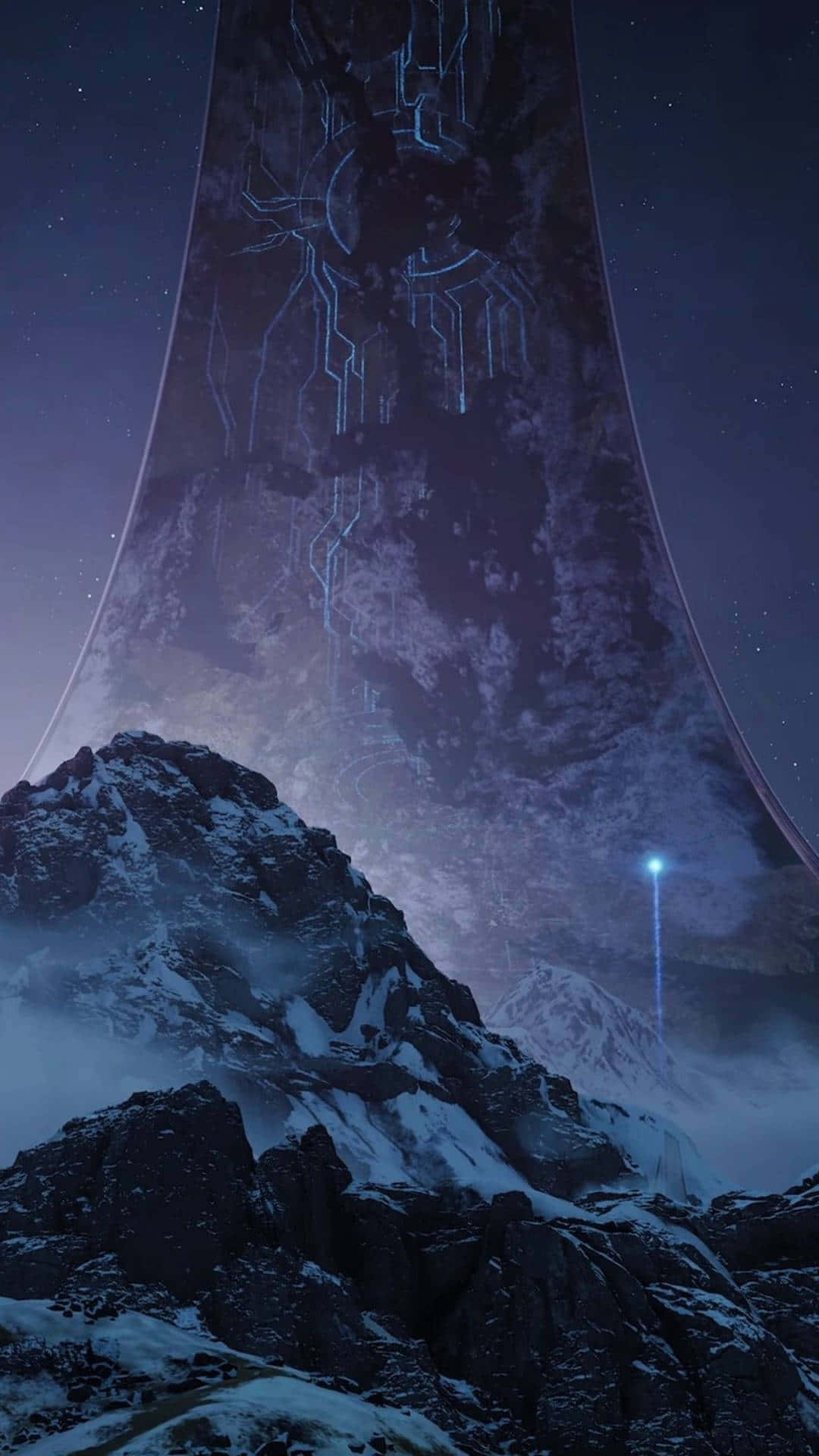 Halo Infinite 桌布 壁紙 — 一個巨大的發光外星結構聳立在白雪覆蓋的山脈之上，背景是繁星點點的夜空。