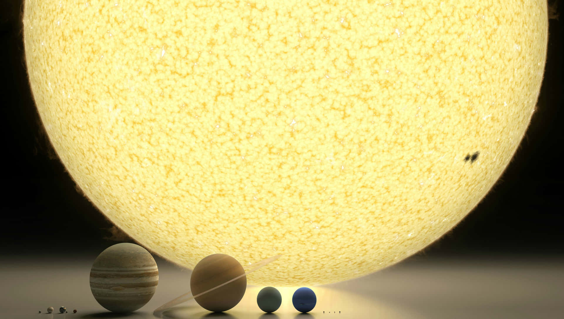 太陽系 桌布 壁紙 — 一個巨大的發光太陽佔據了畫面，木星和土星等行星排列在前方，背景是黑暗的虛空。