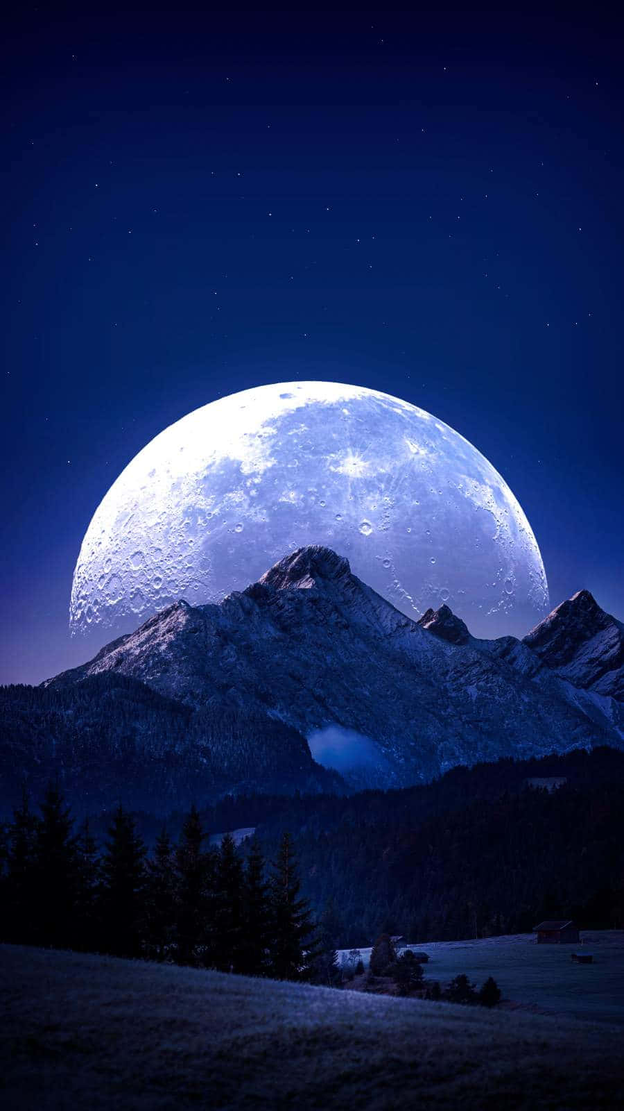 Moon Night Sky 桌布 壁紙 — 一個巨大的發光月亮在繁星點點的夜空下從雪山後升起。