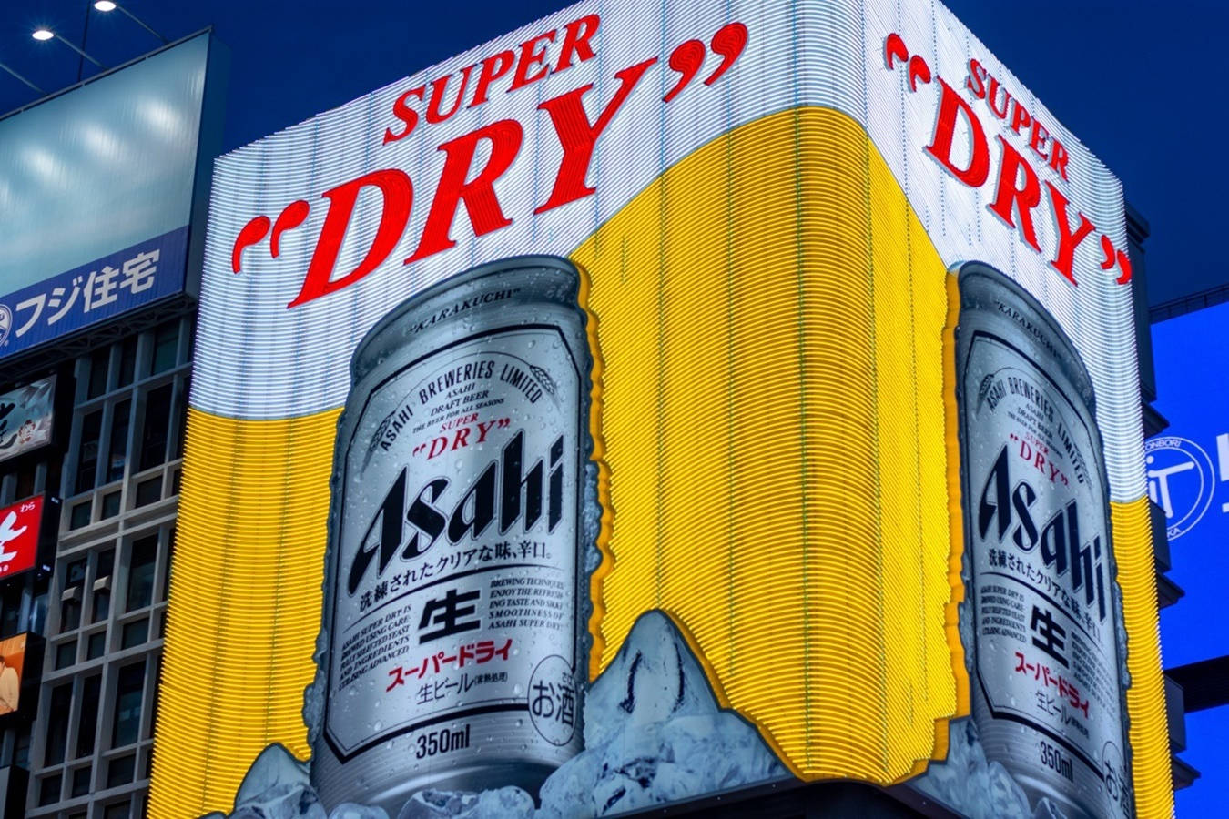 夜晚東京建築物上大型發光的朝日啤酒廣告。 — 大阪 壁紙