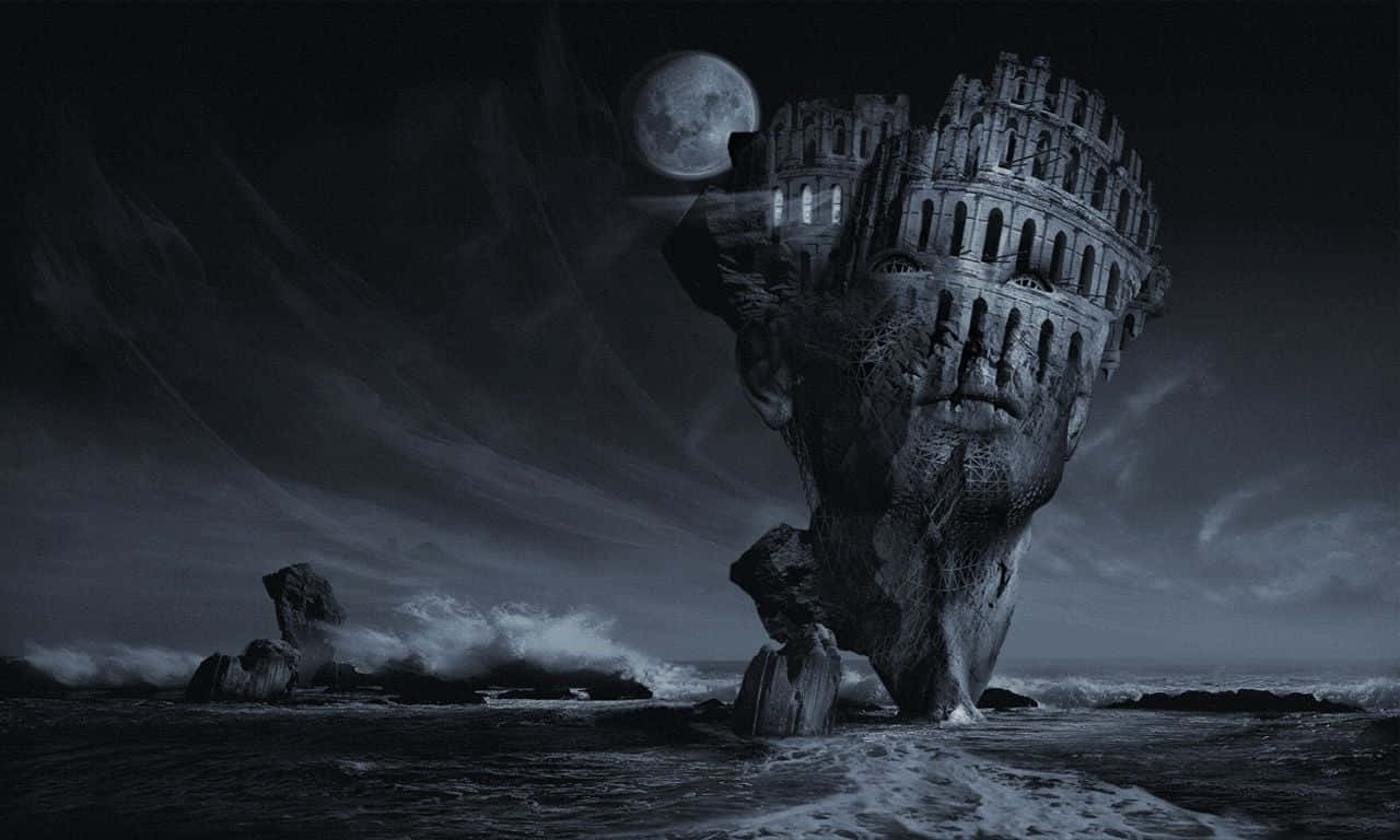 Dark Surrealism 桌布 壁紙 — 一個巨大的石頭頭部，帶有城堡般的建築，從暴風雨的海中浮現，滿月投下詭異的陰影。