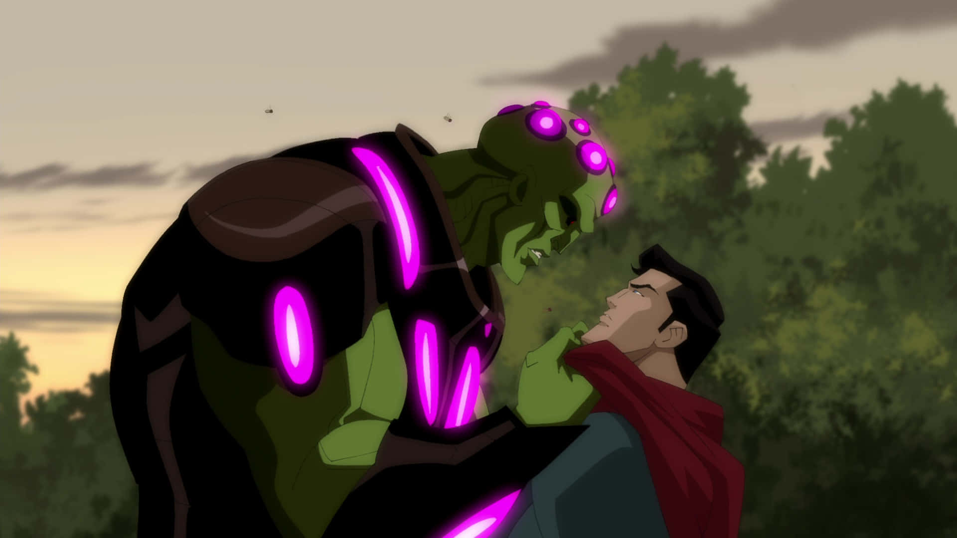 Superman Unbound 桌布 壁紙 — 一個巨大的綠色外星人，擁有發光的紫色眼睛和盔甲，在暮色森林背景下俯視著一個穿著紅色斗篷的男人。