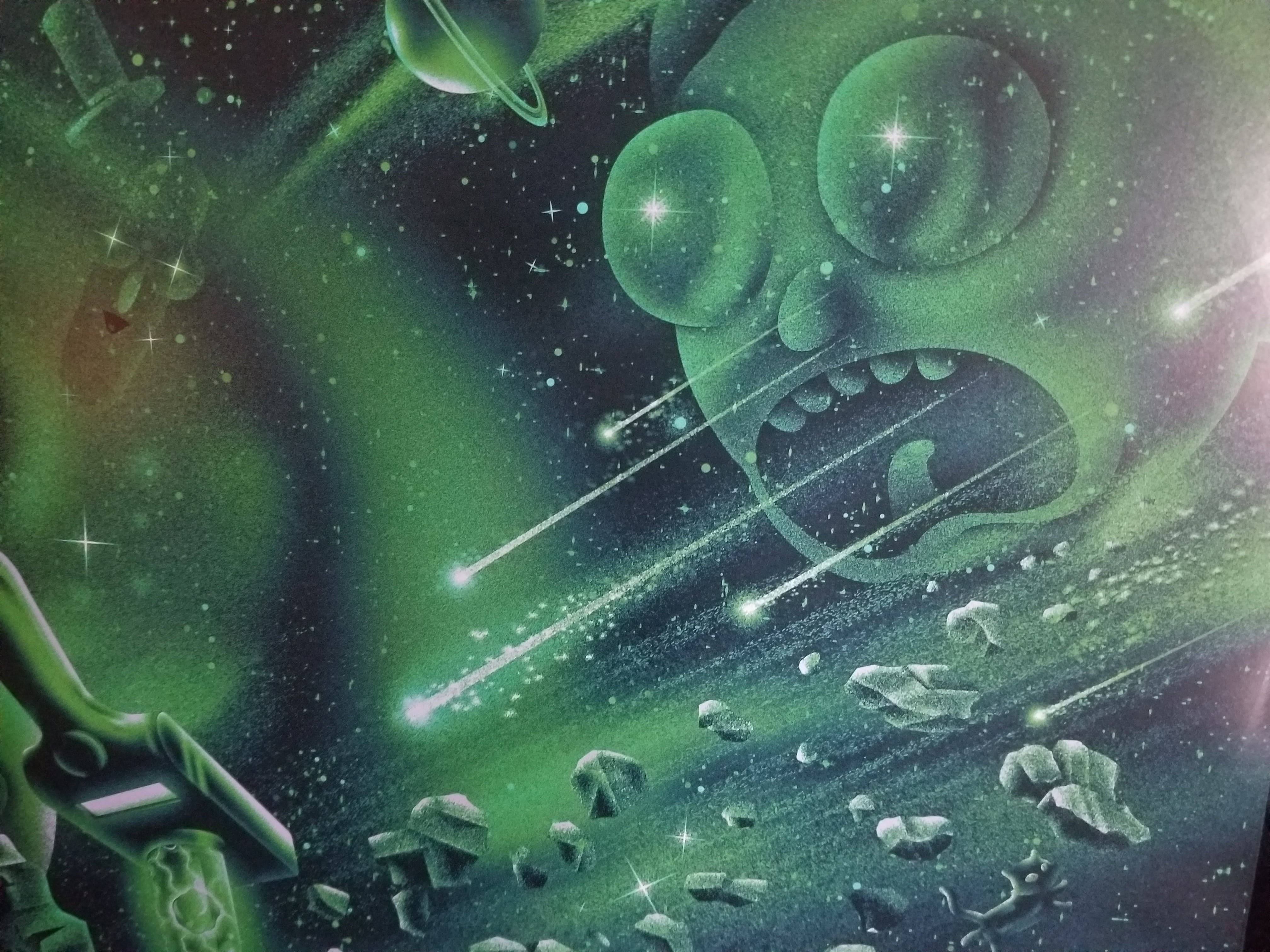 rick 桌布 壁紙 — 一個巨大的綠色外星人面孔，帶有發光的眼睛和牙齒，在充滿小行星和行星的星空太空中發射雷射。
