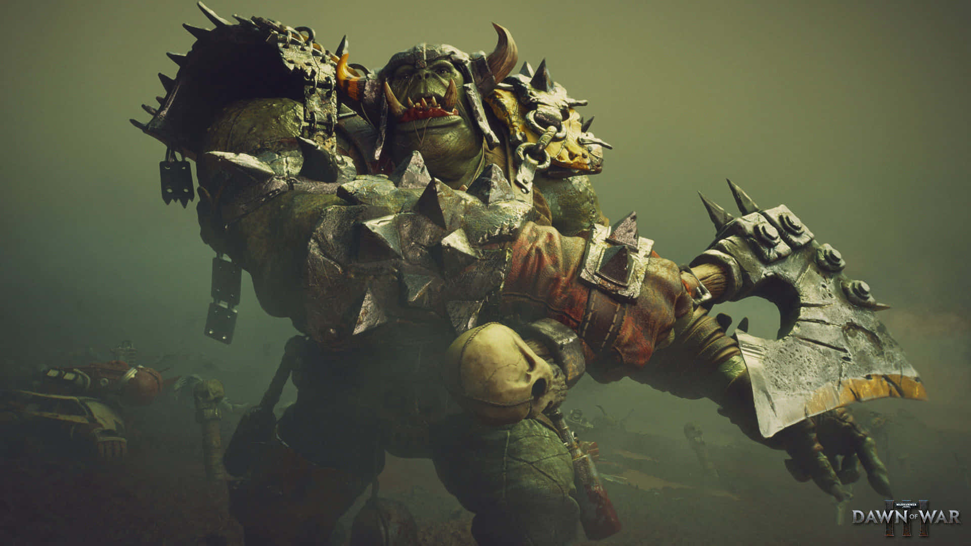 電玩遊戲 桌布 壁紙 — 一個巨大的綠色獸人 warlord 穿著尖刺盔甲，在霧氣瀰漫的戰場上揮舞著一把巨大的戰斧。