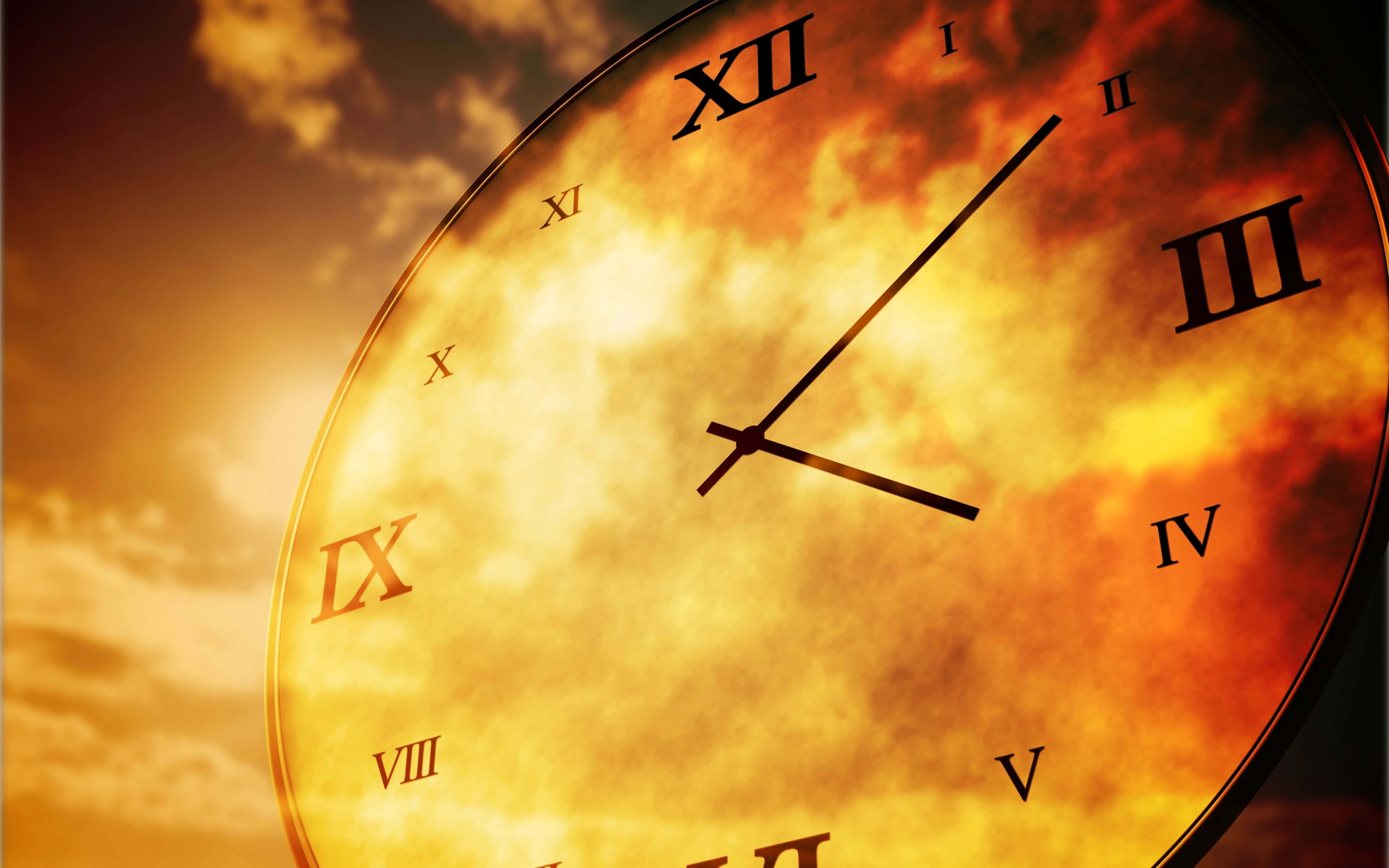 Time 桌布 壁紙 — 一個巨大的羅馬數字時鐘面，背景是帶有戲劇性雲彩的熾熱日落天空。