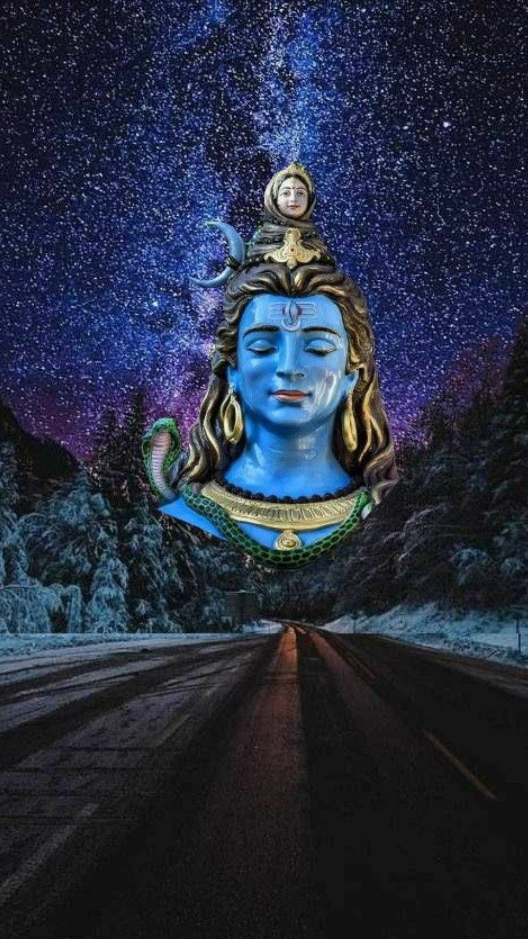 har har mahadev 桌布 壁紙 — 一個巨大的藍色濕婆頭像漂浮在星空下積雪覆蓋的森林道路上空。