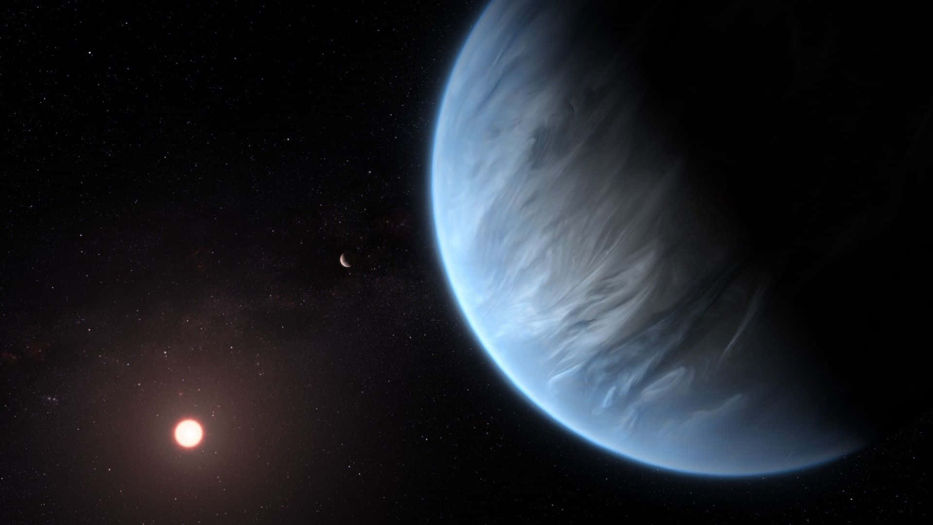 Exoplanet 桌布 壁紙 — 一個巨大的藍色行星，帶有旋轉的雲層，繞著一顆發光的紅色恆星運行，背景是星場，附近還有一顆小衛星。