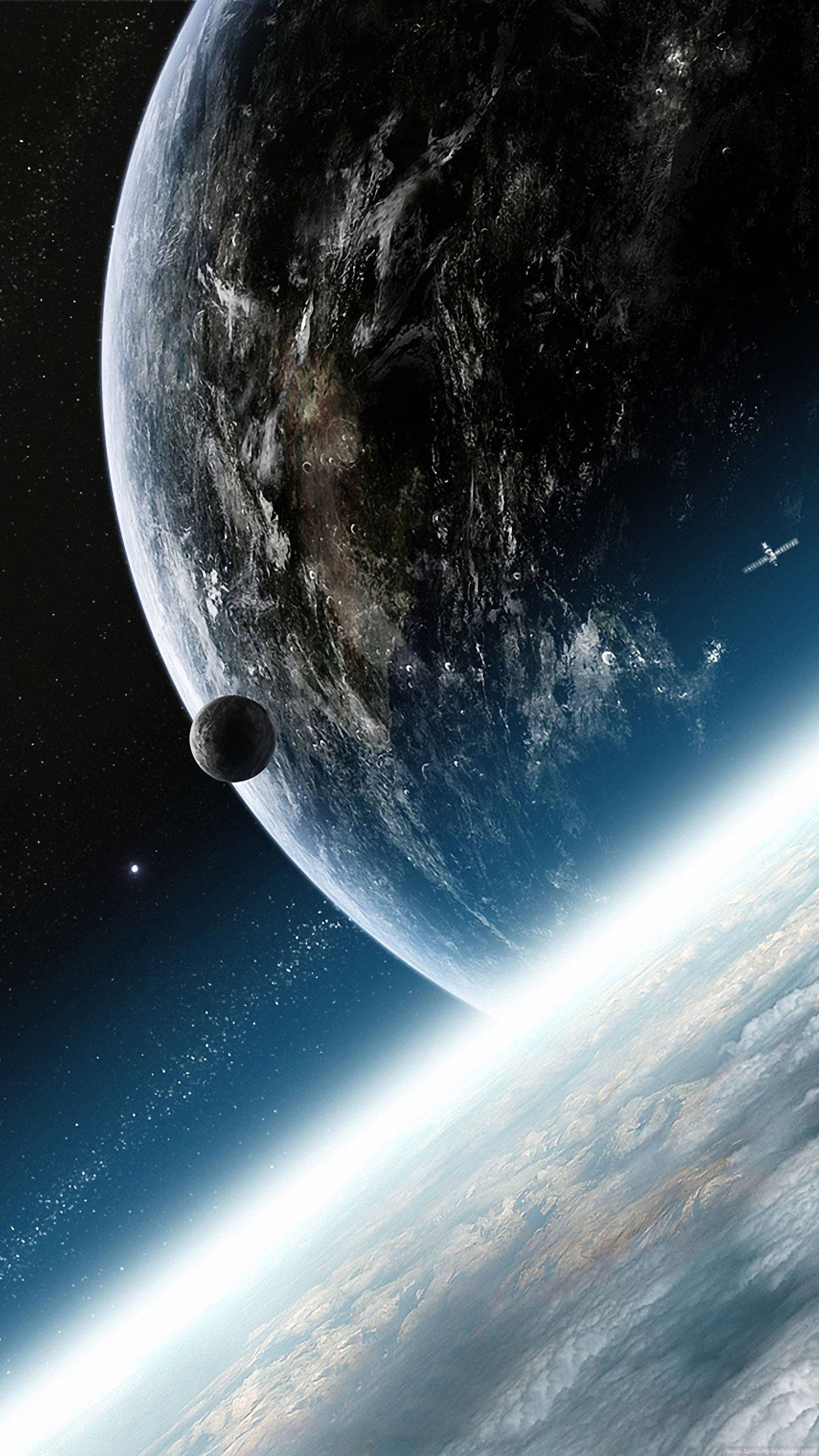 太空電話 桌布 壁紙 — 一個巨大的行星，帶有旋轉的雲層和一個衛星，在佈滿星星的深空中，懸浮在明亮的地平線之上。
