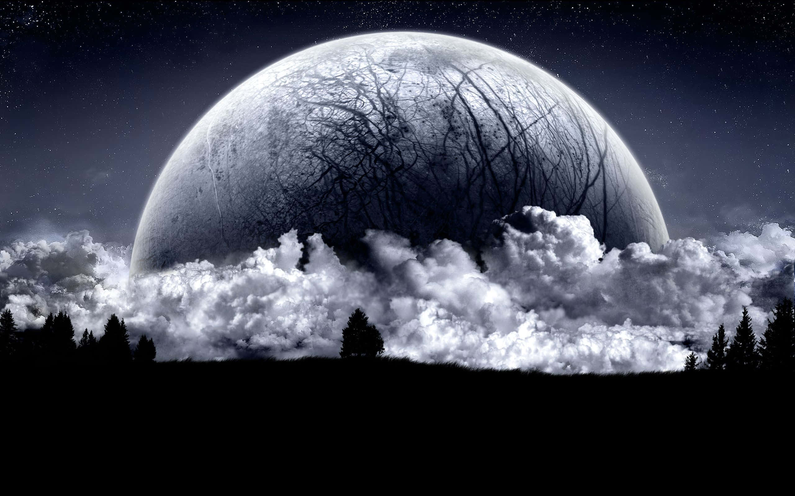 Pretty Moon 桌布 壁紙 — 一個巨大的裂月籠罩在森林剪影之上，穿過漩渦雲層，在繁星點點的夜空下。
