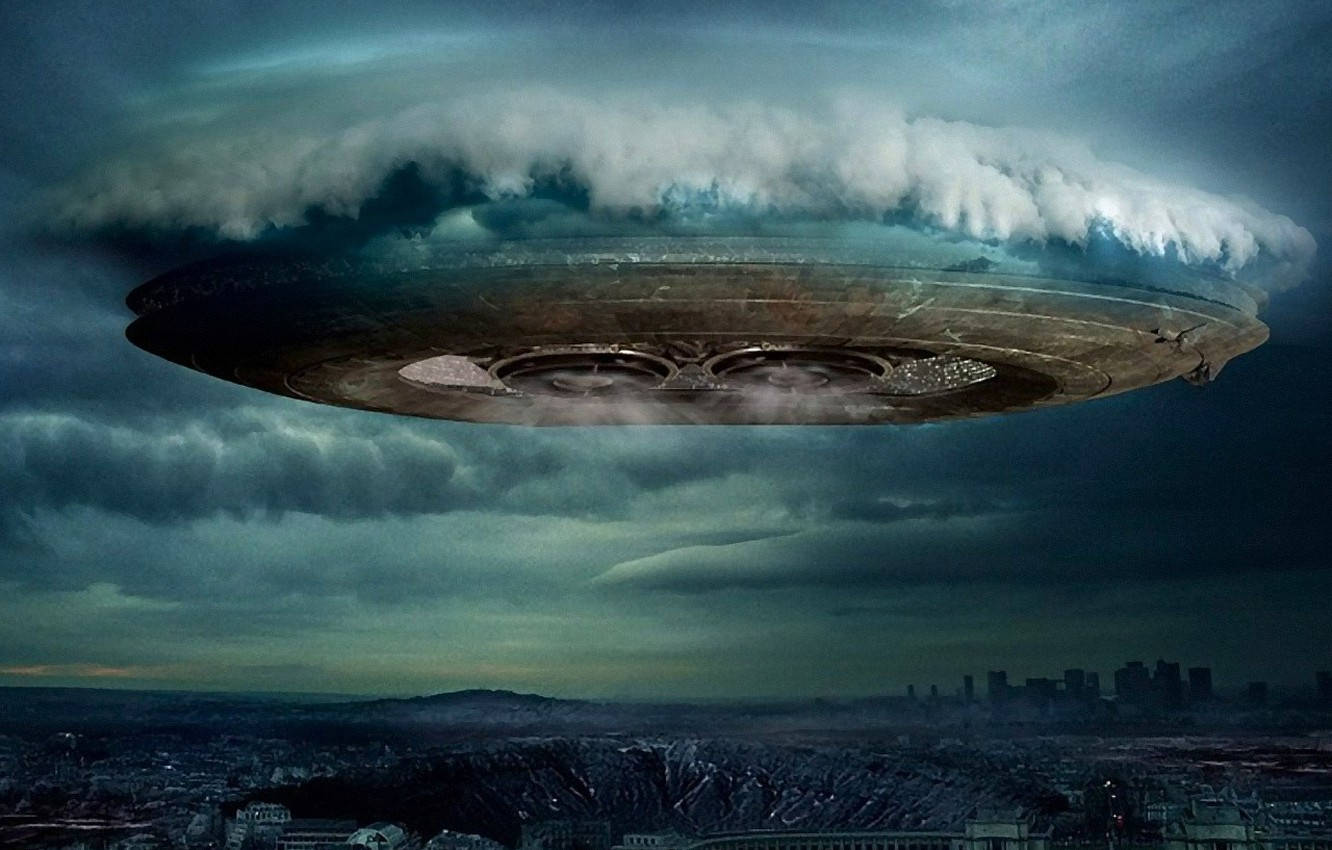 幽浮 桌布 壁紙 — 一個巨大的金屬UFO懸浮在一個廣闊的城市上空，下方是風暴暮色天空，雲層在其上方旋轉。
