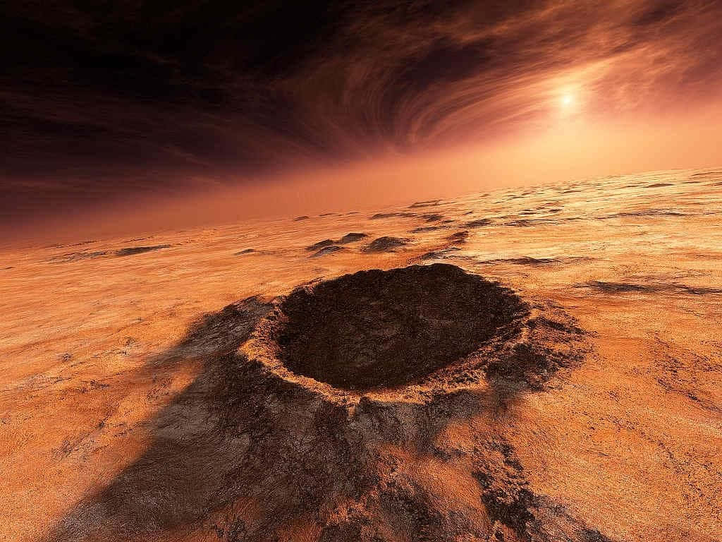 Mars Landscape 桌布 壁紙 — 一個巨大的隕石坑主宰著一片貧瘠的橙色外星景觀，天空是漩渦般的日落，還有一顆明亮的太陽。