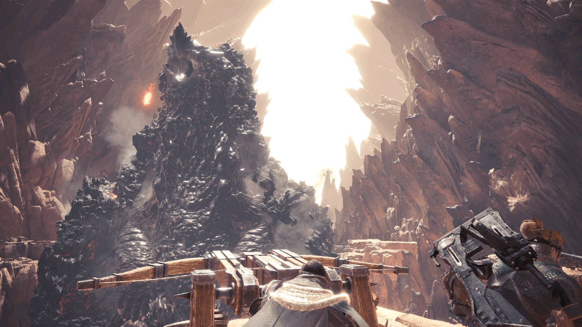 Monster Hunter World Iceborne 桌布 壁紙 — 一個巨大的雪頂怪物在陽光明媚的峽谷中若隱若現，玩家角色從木製平台上瞄準武器。