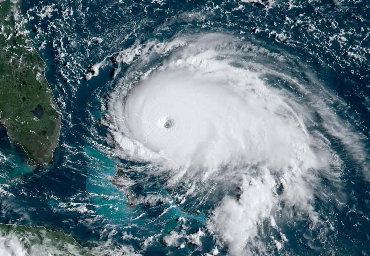Hurricane 桌布 壁紙 — 一個巨大的颶風，帶有清晰的風眼，在佛羅里達附近的深藍色海洋上空旋轉。