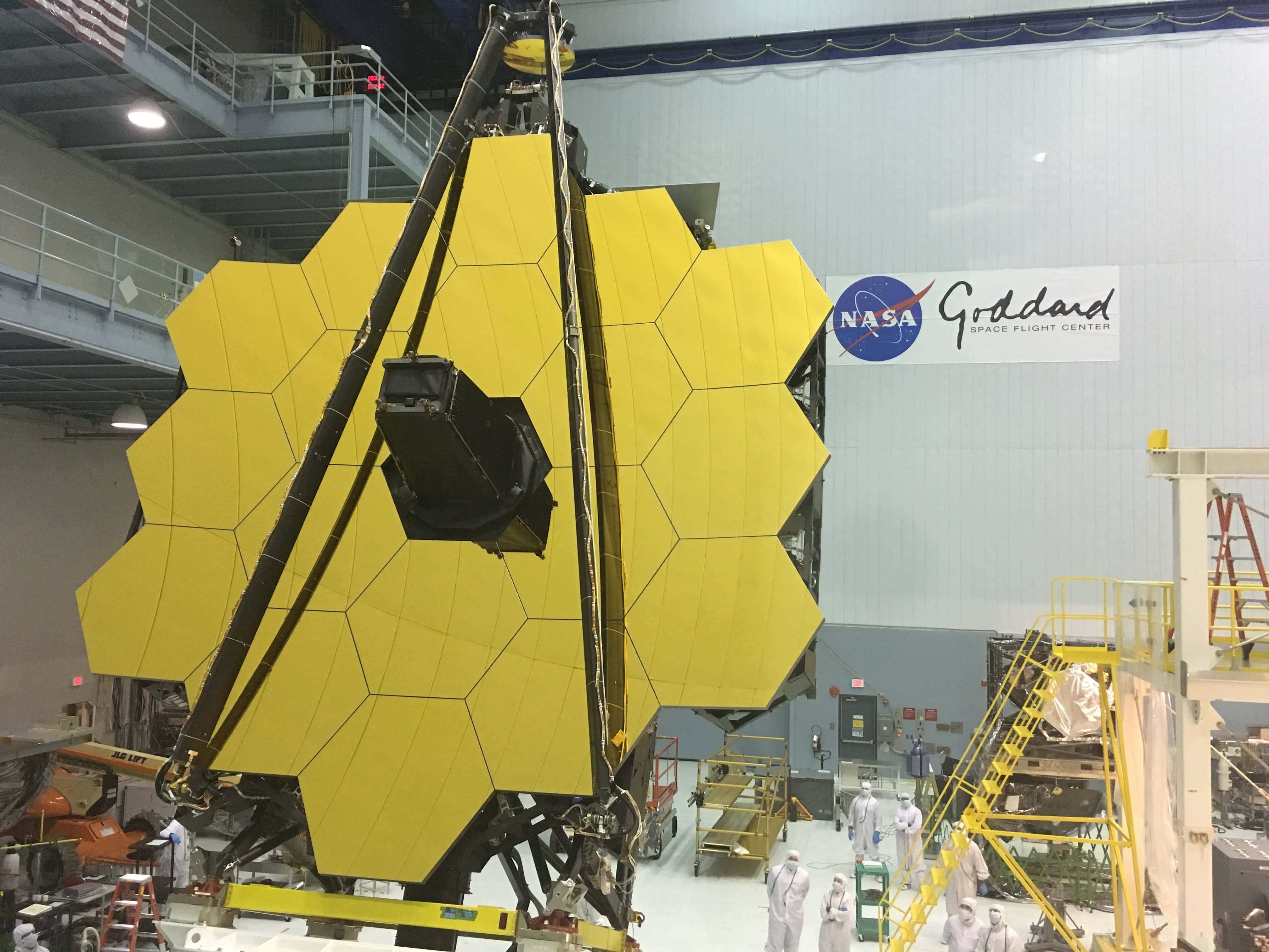 Telescope 桌布 壁紙 — 一個巨大的黃色六角形詹姆斯·韋伯太空望遠鏡正在NASA無塵室內由身穿白色防護服的技術人員組裝。