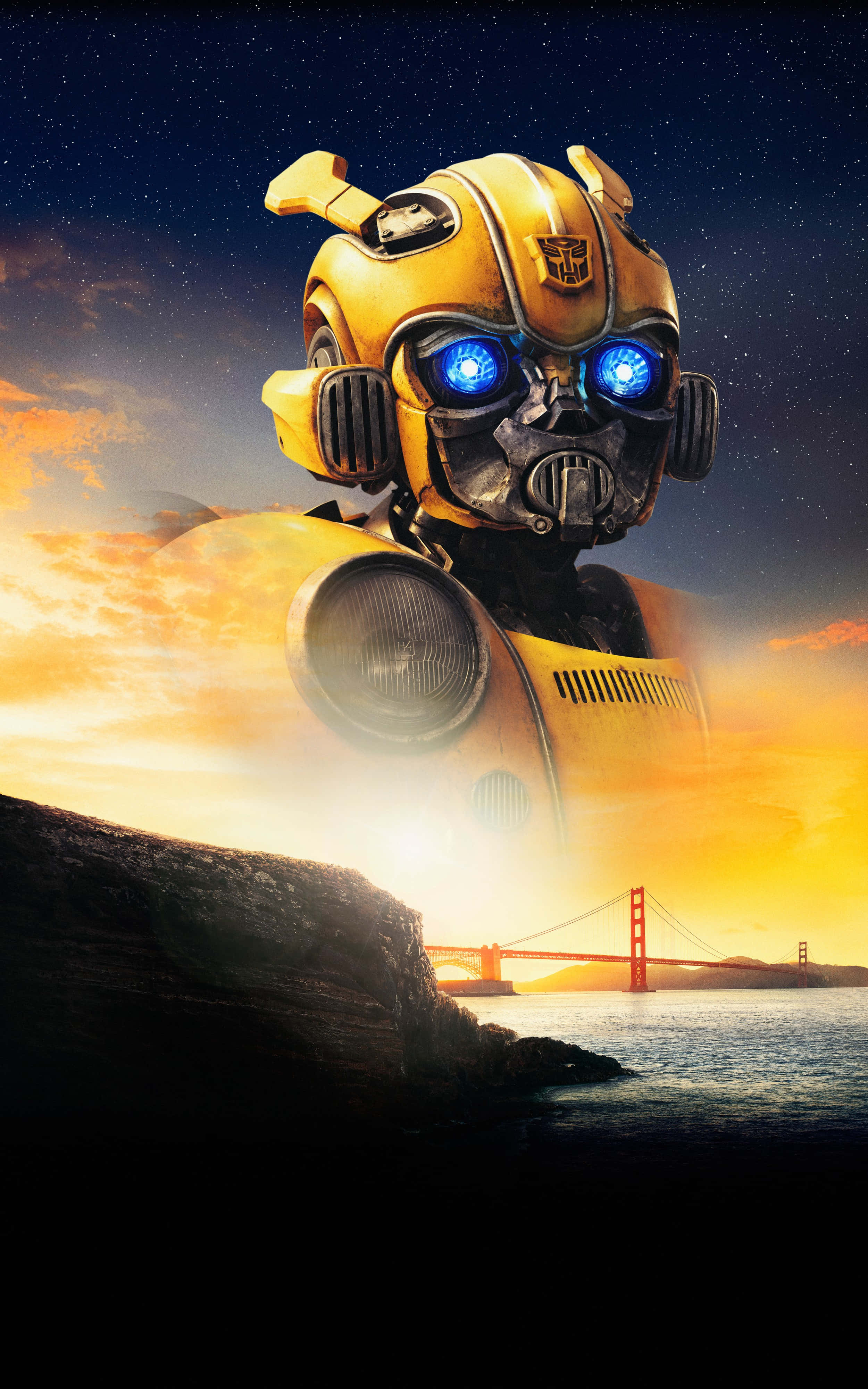 Bumblebee 桌布 壁紙 — 一個巨大的黃色機器人，發著藍光的眼睛，站在懸崖頂上，俯瞰著遠方夕陽下的金門大橋。