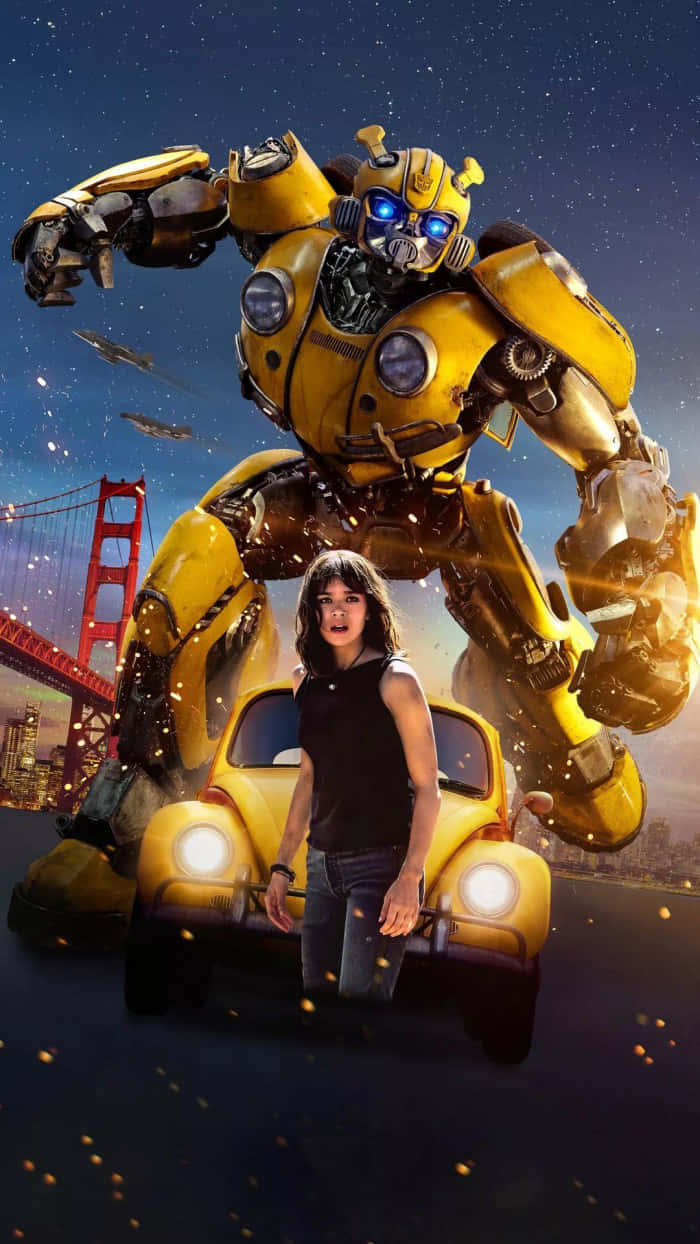 Bumblebee Transformer 桌布 壁紙 — 一個巨大的黃色機器人保護性地站在一位年輕女子旁邊，她身旁有一輛經典汽車，背景是星空夜晚和一座橋樑。