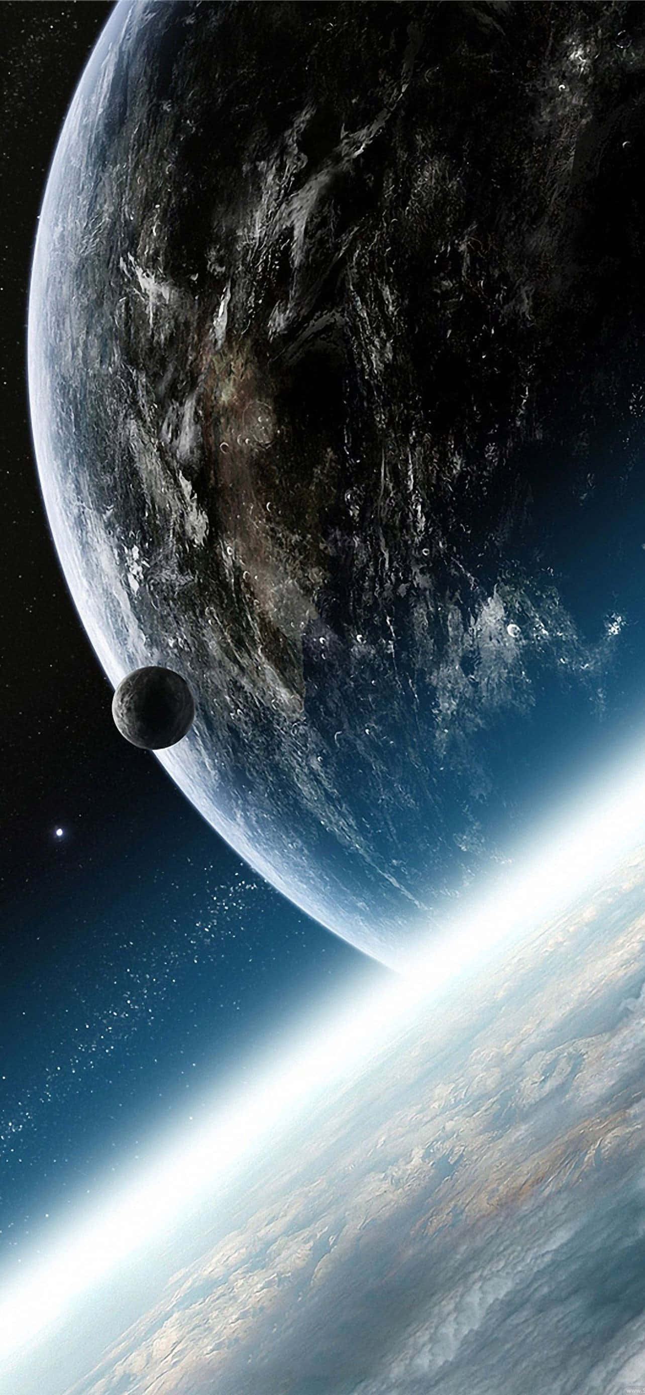 planet earth 桌布 壁紙 — 一個巨大的黑暗行星，帶著旋轉的雲層，籠罩著一個有可見大陸和附近細小衛星的明亮藍色行星。