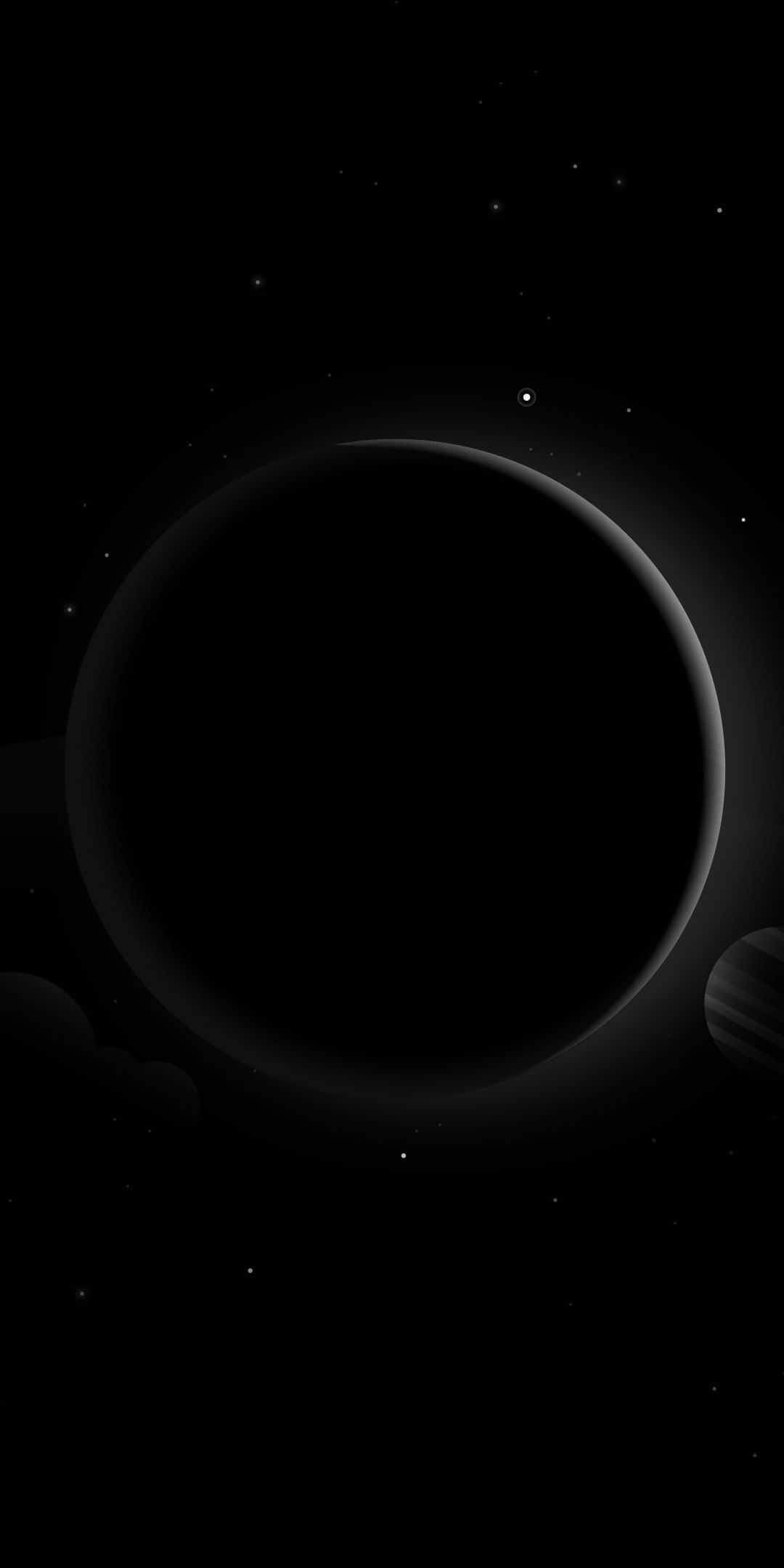 桌布 壁紙 — 一個巨大的黑色行星主宰著佈滿星星的虛空，帶有微妙的大氣光芒和遙遠的衛星。