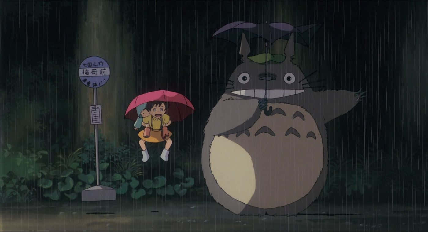 吉卜力 桌布 壁紙 — 一個巨大的龍貓在夜晚的暴雨中，為一個拿著紅色雨傘的小孩撐著紫色雨傘。