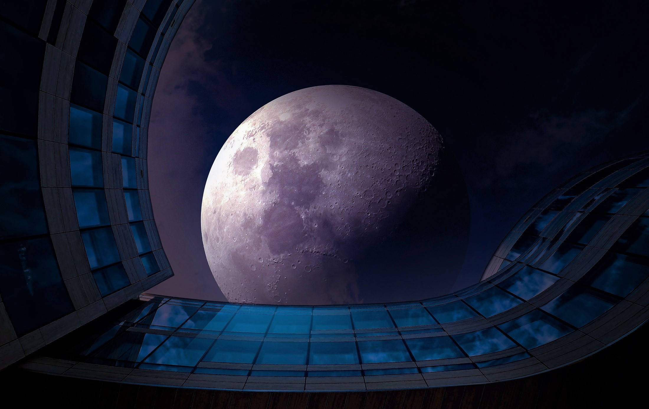 Beautiful Full Moon 桌布 壁紙 — 一個巨大而細節豐富的月亮在夜晚懸掛在未來主義的弧形玻璃建築後面，伴隨著深藍色的燈光。