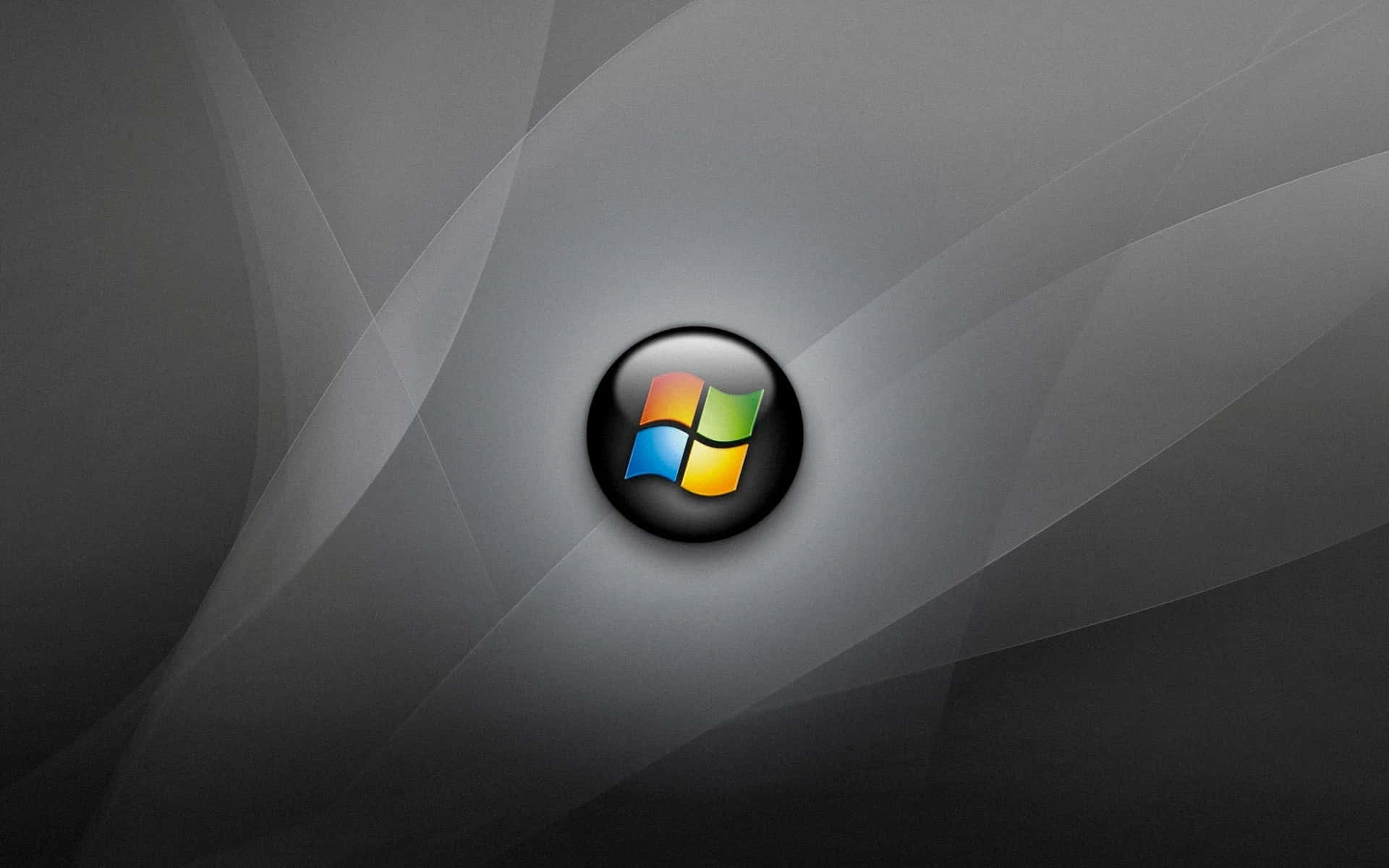 Windows 7 桌布 壁紙 — 一個帶光澤的Windows標誌居中於深灰色抽象背景上，帶有流動的光線條紋。