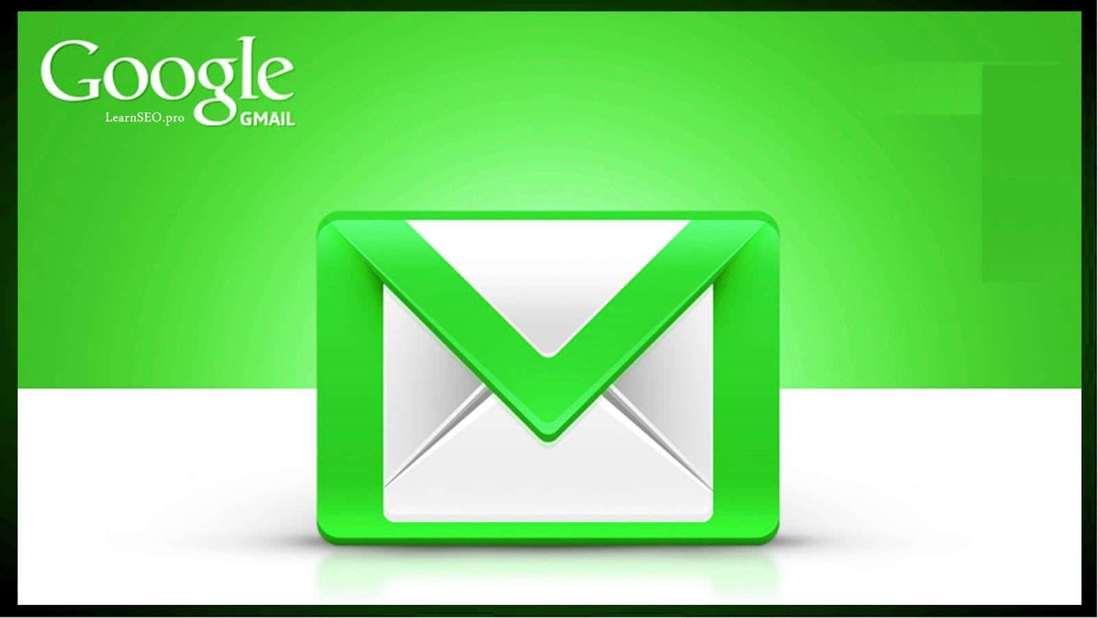 Gmail 動圖 桌布 壁紙 — 一個帶光澤的綠色Gmail信封圖示，置中於分割的綠色和白色背景上，左上角有Google品牌標誌。