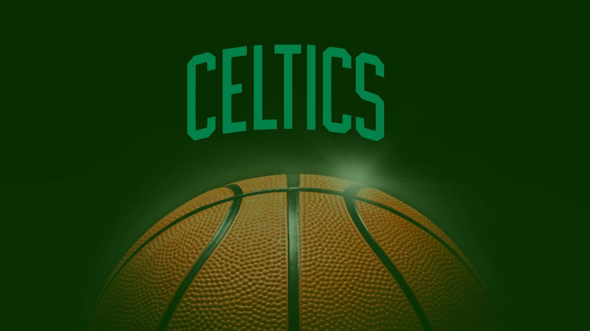 Celtics 桌布 壁紙 — 一個帶有 'CELTICS' 文字的籃球在深綠色背景上發光。