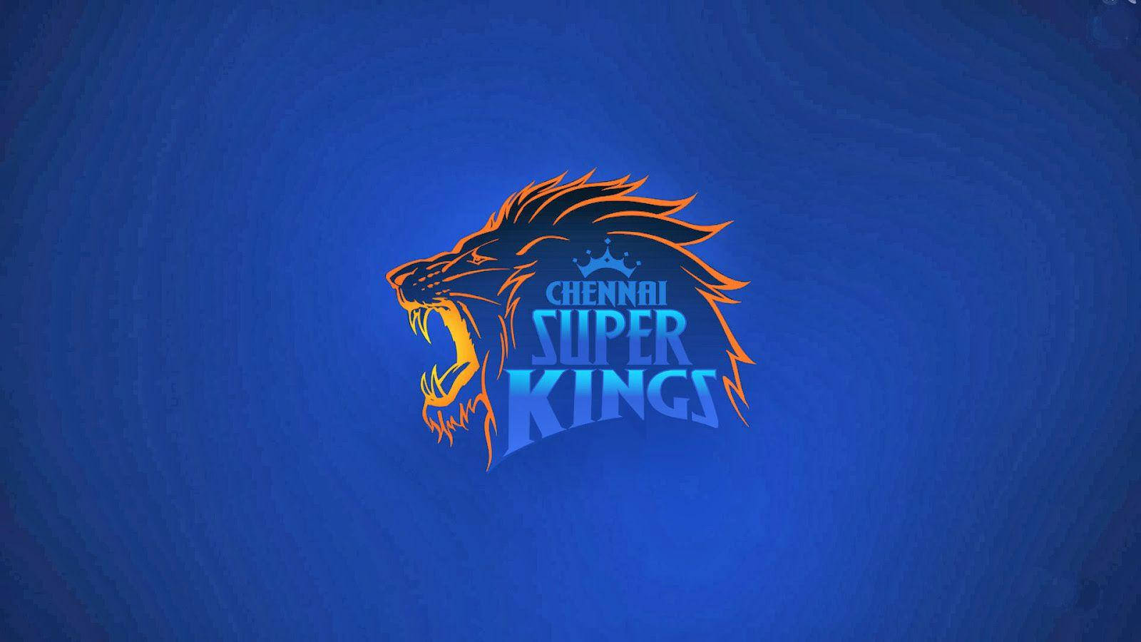 csk 2021 桌布 壁紙 — 一個帶有 'Chennai Super Kings' 文字的凶猛橙藍色獅頭標誌，背景為有紋理的皇家藍色。