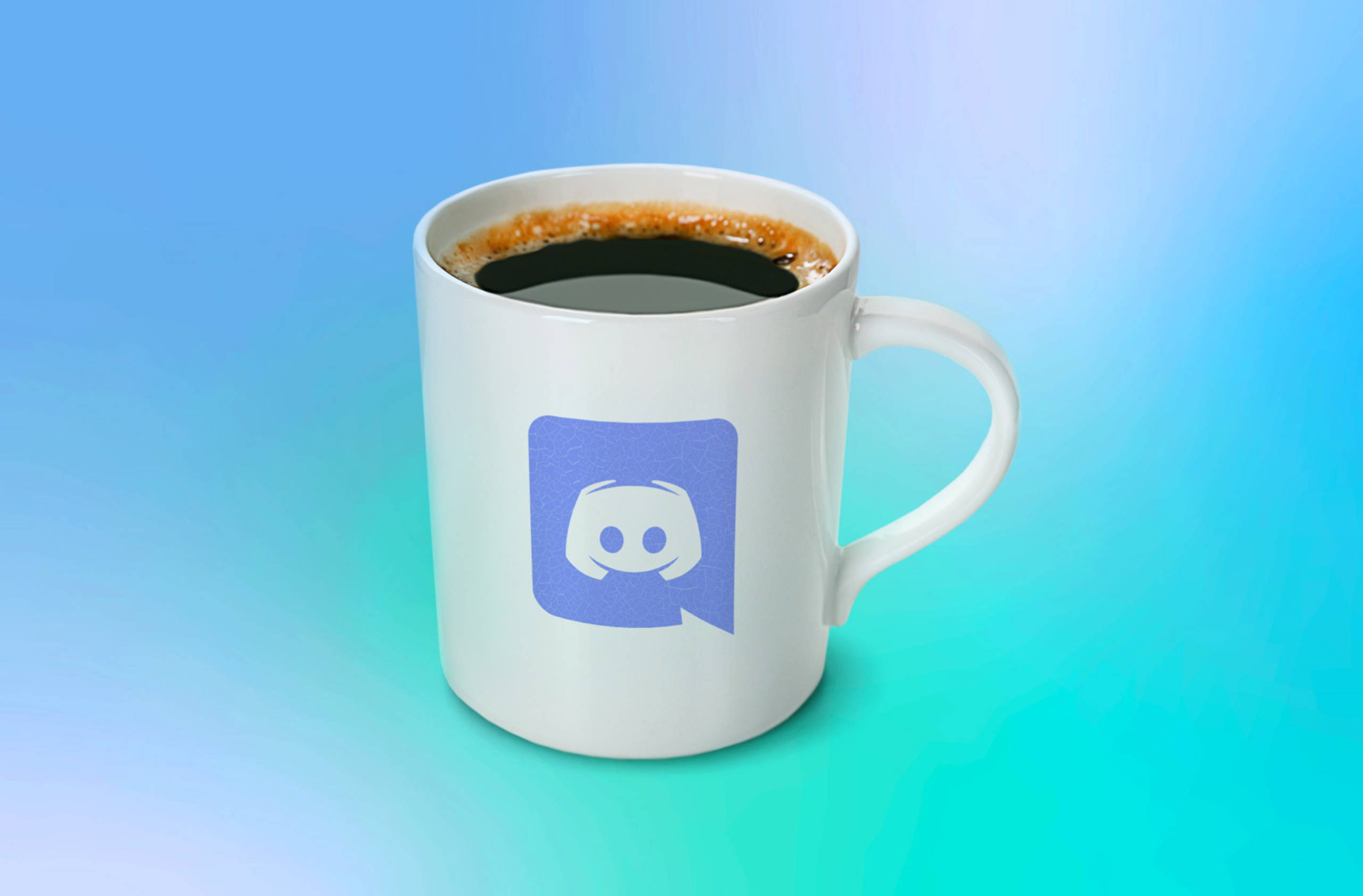 Discord 桌布 壁紙 — 一個帶有 Discord 標誌的白色陶瓷杯，裝滿黑咖啡，背景為漸變藍色和藍綠色。