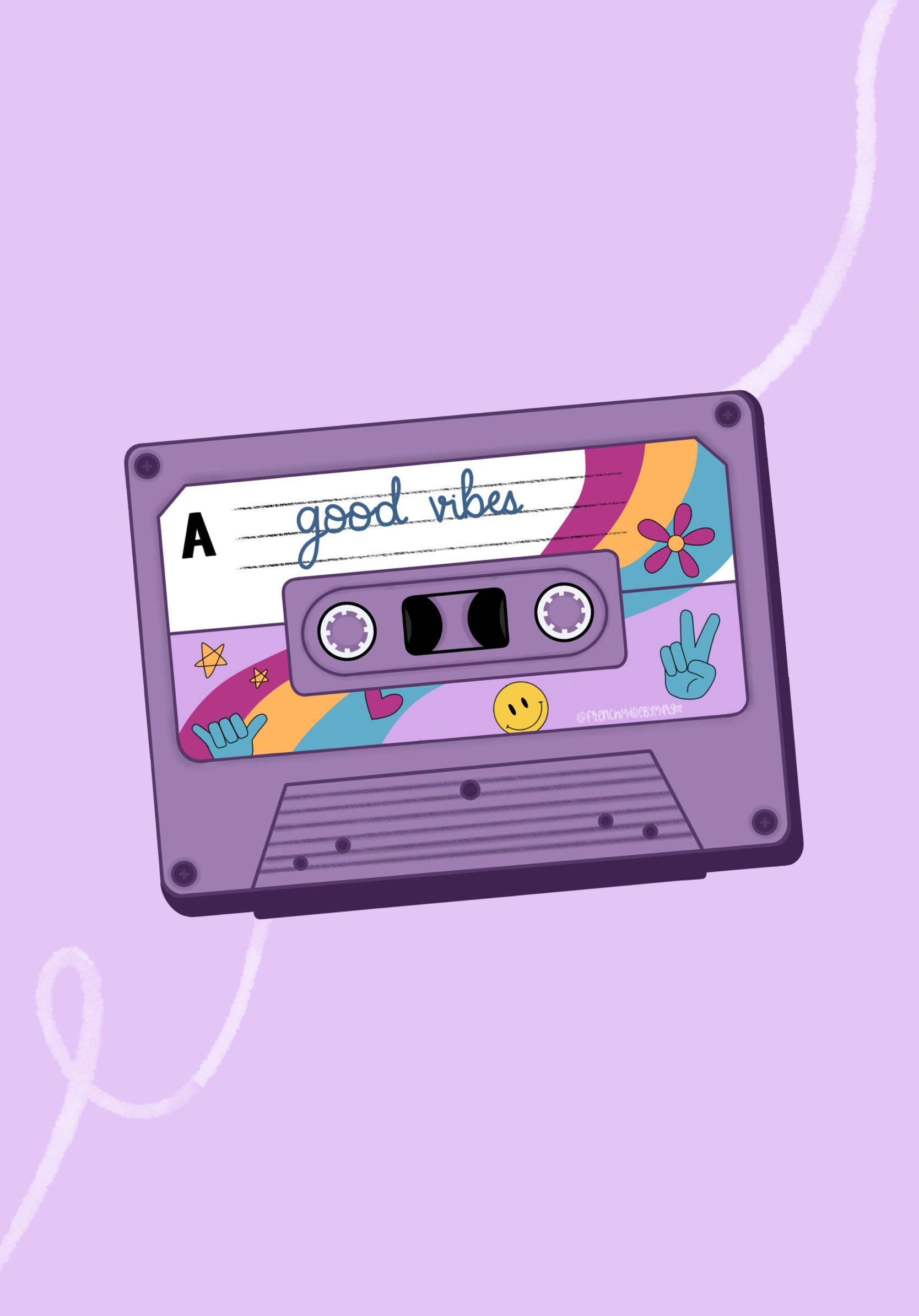 音樂美學 桌布 壁紙 — 一個帶有 'good vibes' 標籤的紫色卡式錄音帶，漂浮在帶有彩虹漩渦和和平符號的淡紫色背景上。