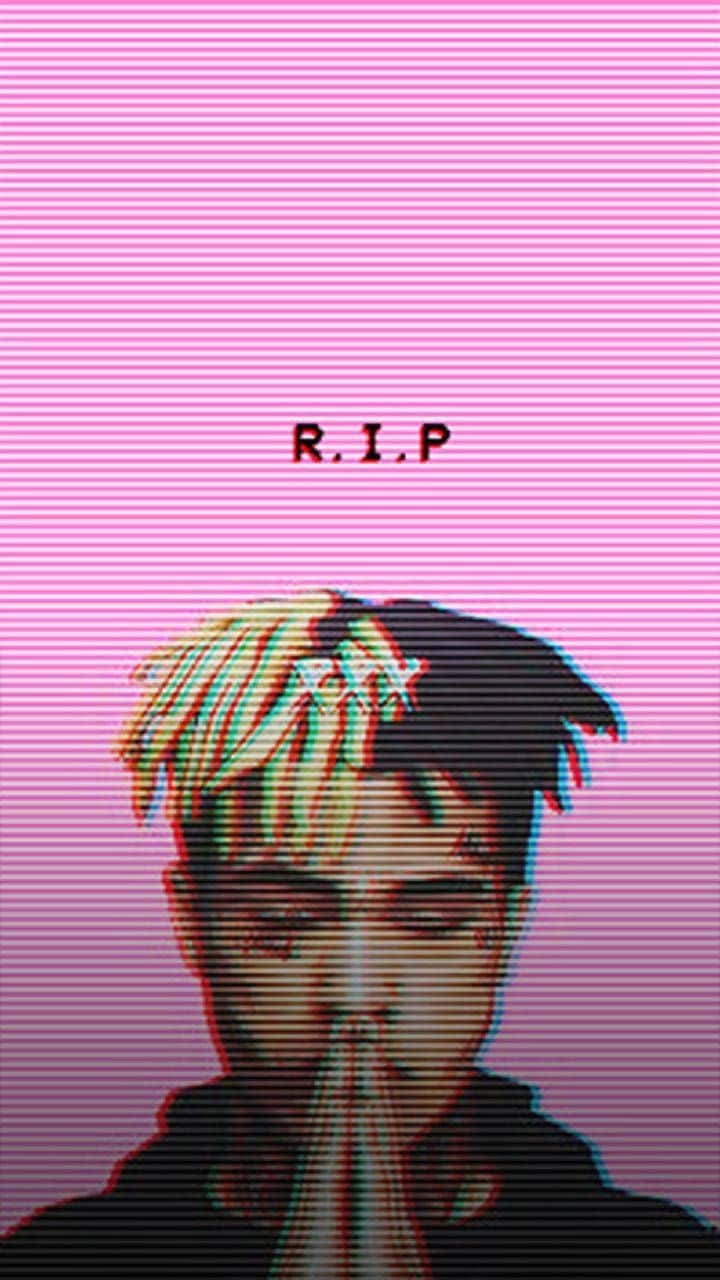 Rip 桌布 壁紙 — 一個帶有「R.I.P.」文字的故障風格人物肖像，背景為粉紅色條紋並帶有色彩像差。