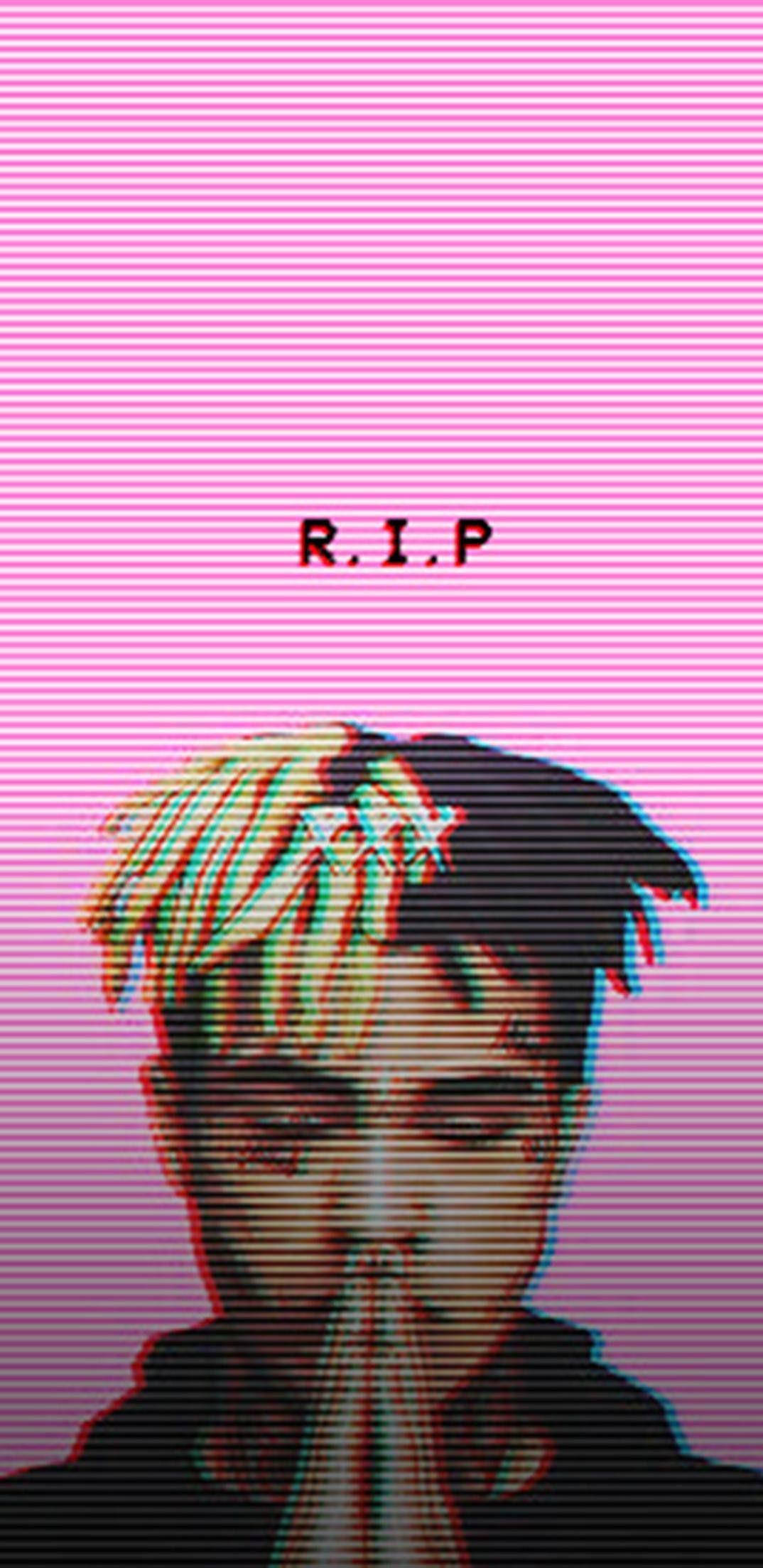xxxtentacion 美學 桌布 壁紙 — 一個帶有「R.I.P.」文字的故障效果男子肖像，背景為粉紅條紋。