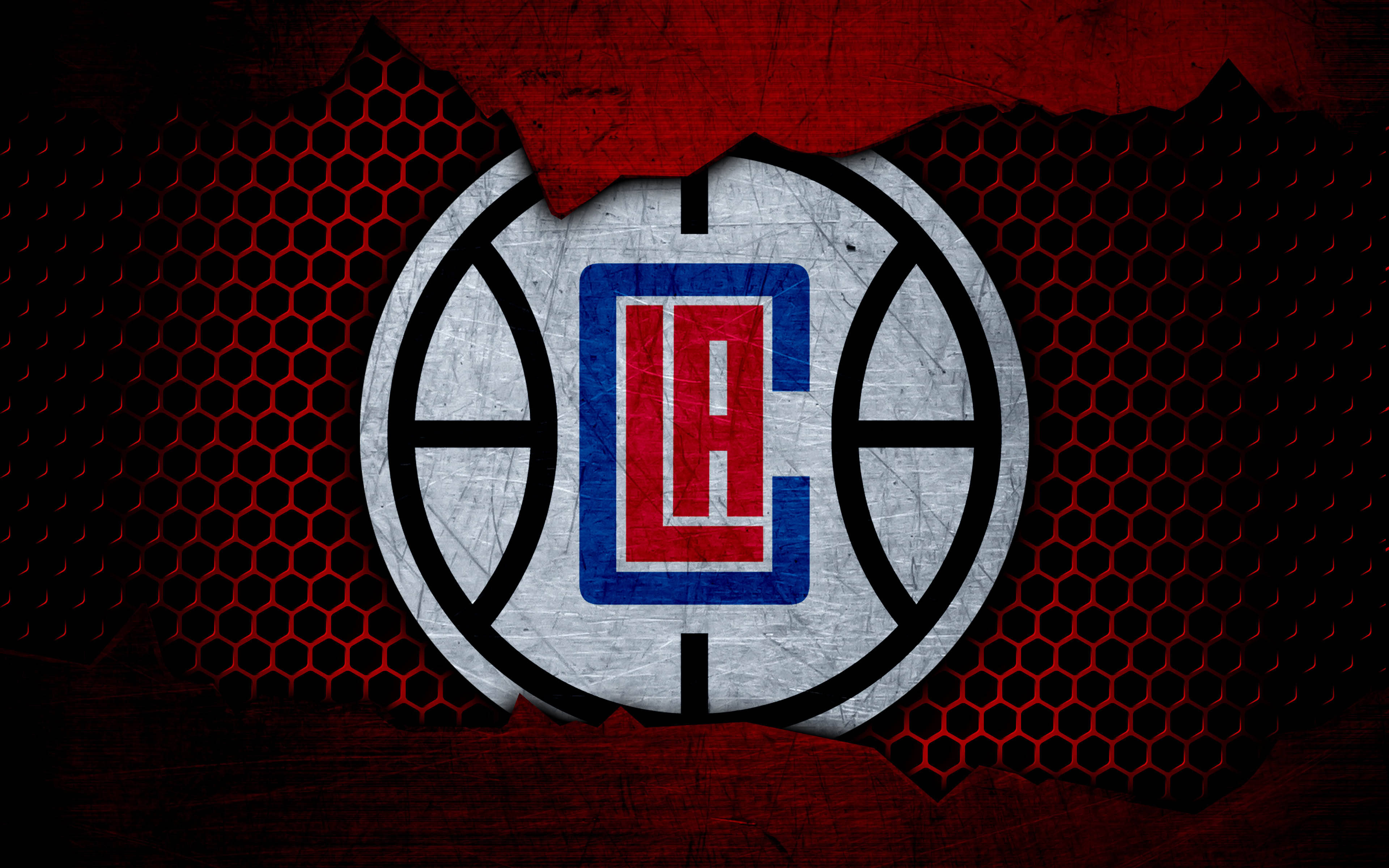 Clippers 桌布 壁紙 — 一個帶有LA快艇隊標誌的磨損籃球，穿透紅色六角網格背景。