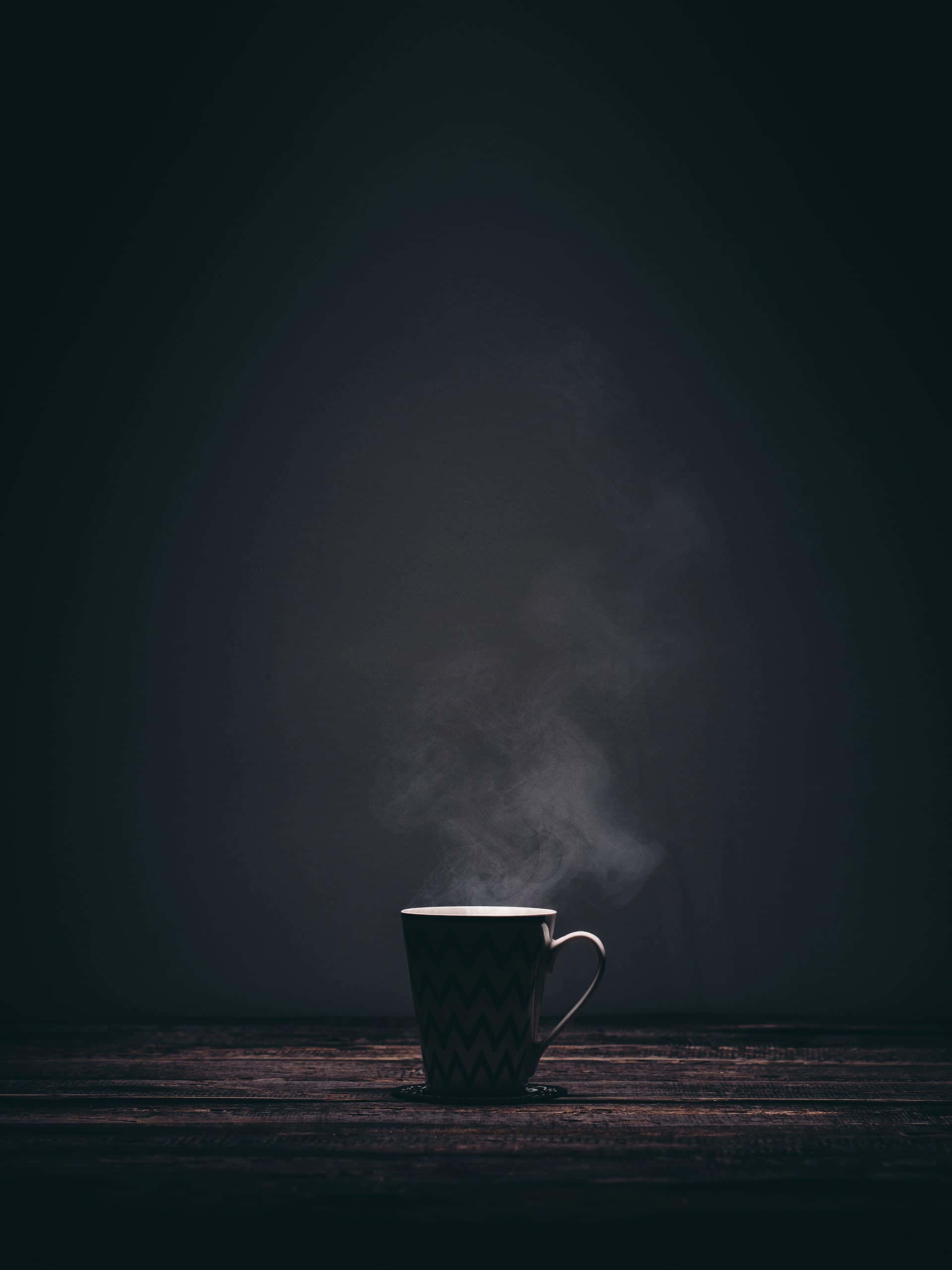Black Coffee 桌布 壁紙 — 一個帶有V形圖案的冒煙馬克杯獨自放在深色木桌上，背景是紫色漸變。