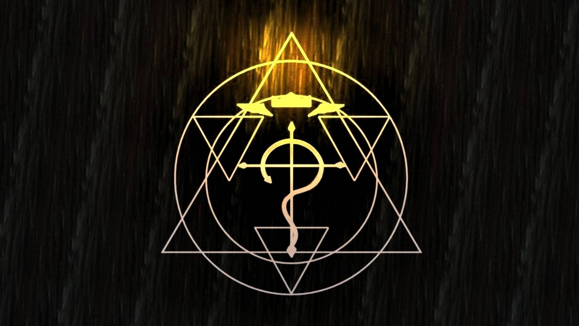 Fullmetal Alchemist 桌布 壁紙 — 一個帶有三角形和權杖的發光金色神秘符號，在深色紋理背景上散發光芒。
