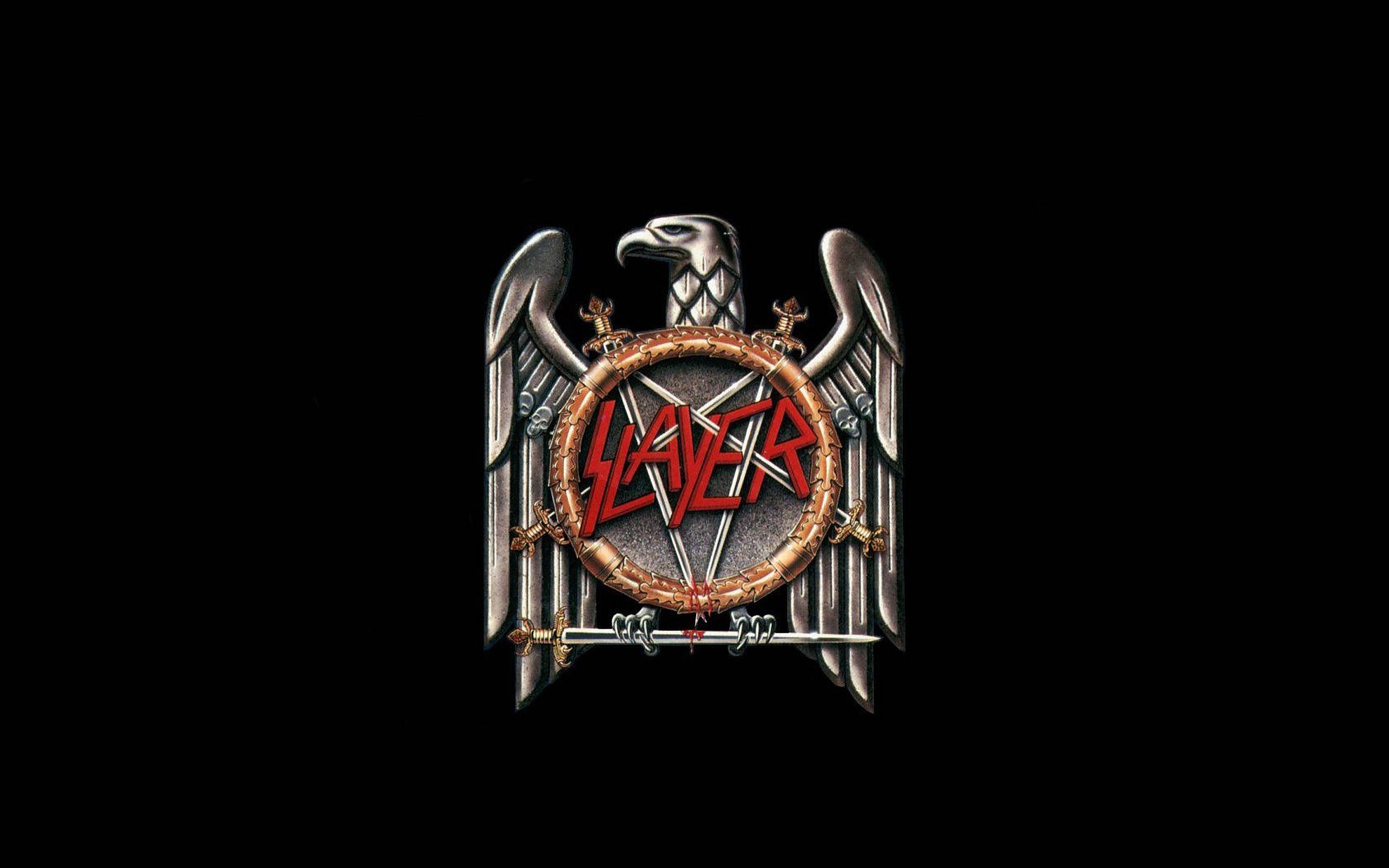 Slayer 桌布 壁紙 — 一個帶有交叉劍和紅色 Slayer 標誌的威脅性金屬鷹徽章，居中在黑色背景上。