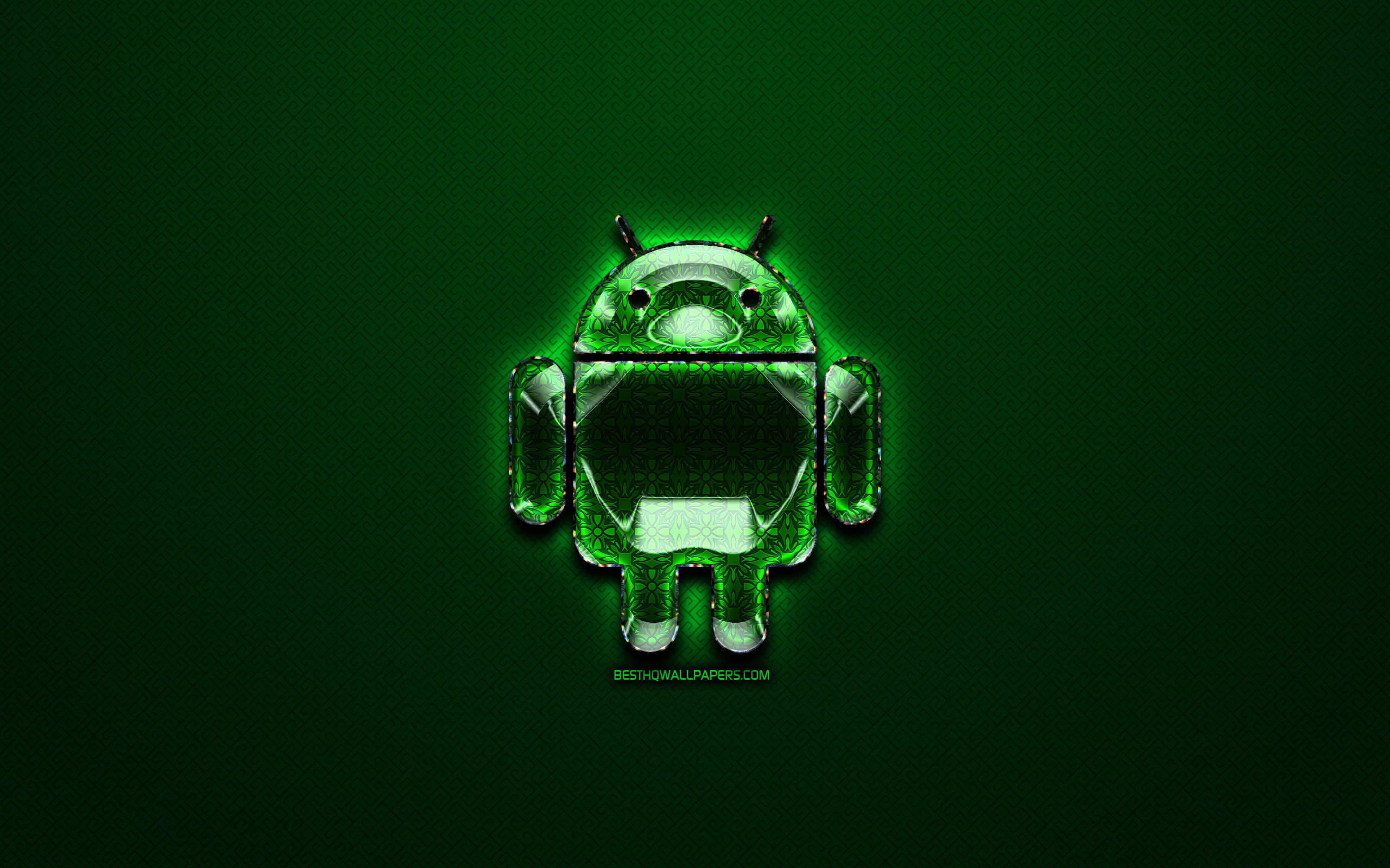 Android Desktop 桌布 壁紙 — 一個帶有像素化紋理的發光綠色Android機器人圖示，在深綠色背景上居中顯示。