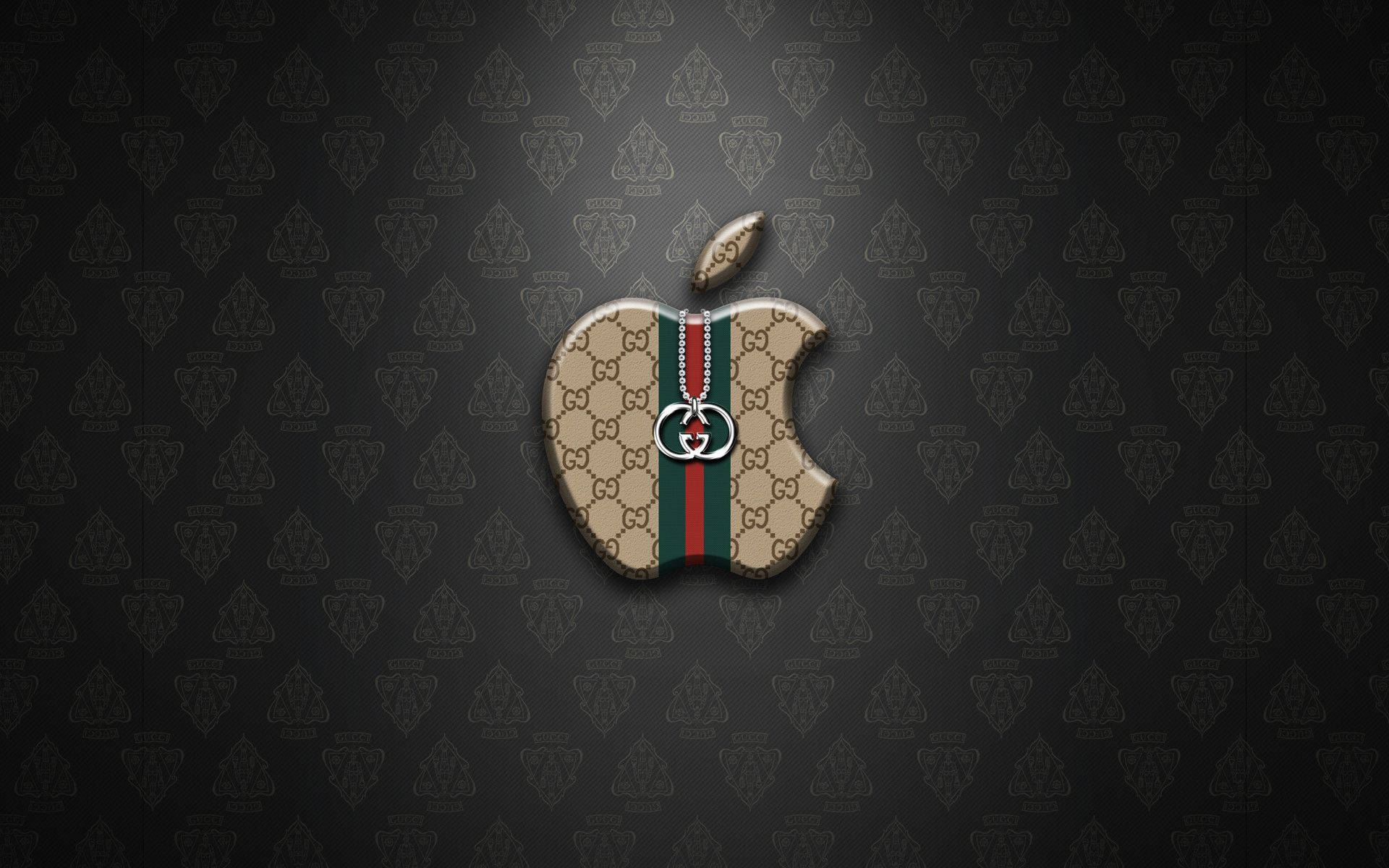 Gucci Pattern 桌布 壁紙 — 一個帶有光澤的Apple標誌，以Gucci的米色字母組合和綠紅條紋重新演繹，置於深色圖案背景上。