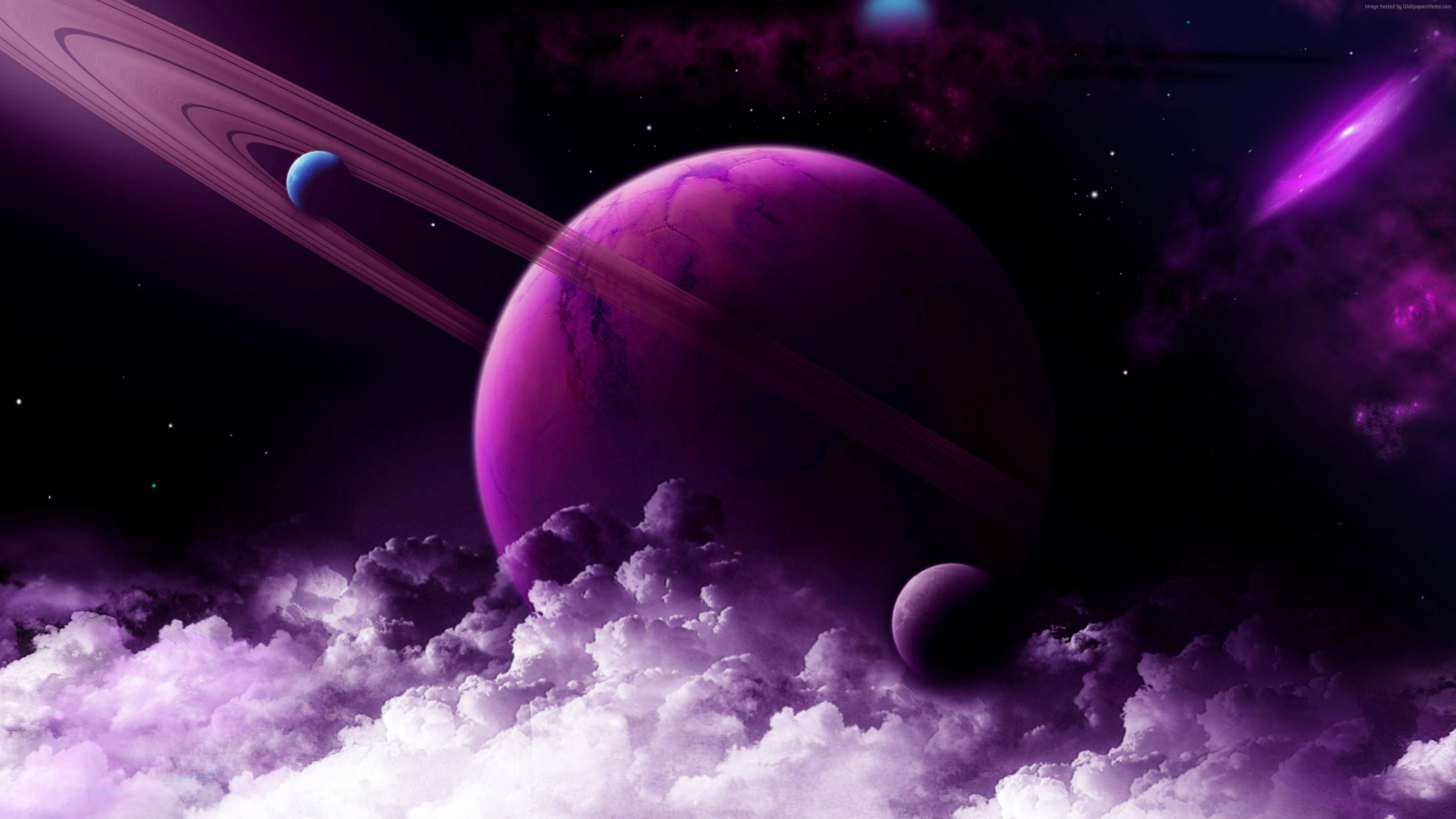 土星 桌布 壁紙 — 一個帶有光環的宏偉紫色行星，在閃爍著紫色星雲的宇宙場景中，籠罩在旋轉的雲層之上。