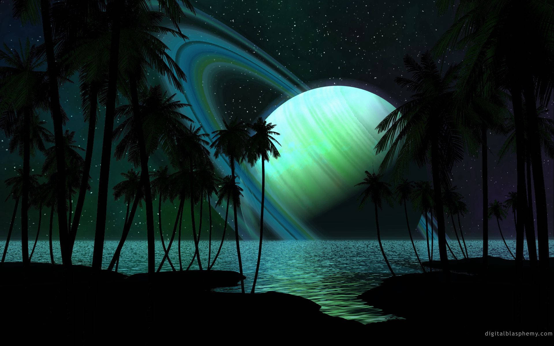 土星 桌布 壁紙 — 一個帶有光環的巨大發光綠色行星，在夜晚籠罩著一個熱帶海灘，以棕櫚樹剪影為框。